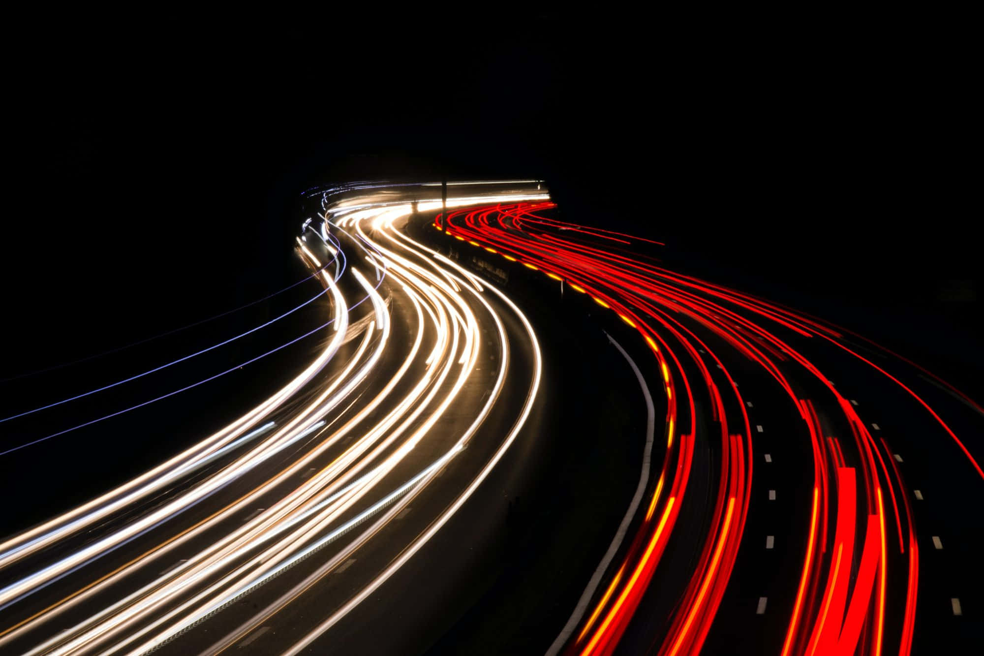 Animated Desktop 桌布 壁紙 — 汽車的動態光軌在蜿蜒的夜間高速公路上劃過黑暗。