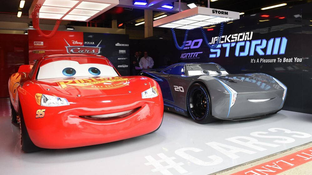 兩輛動畫賽車閃電麥坤和積遜史東在Cars 3宣傳活動中。