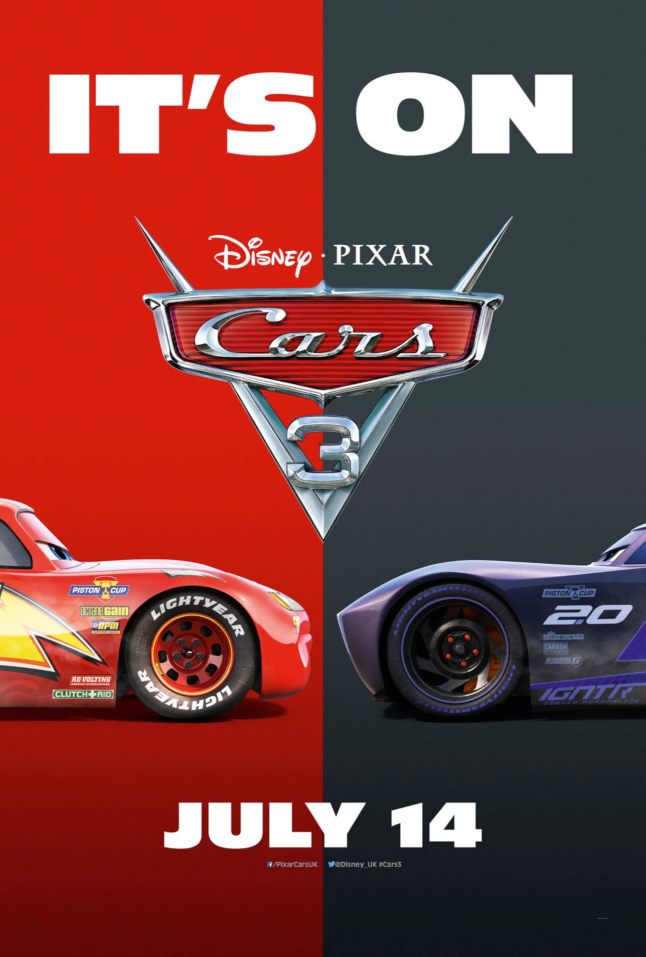 兩輛來自《Cars 3》的動畫賽車在紅灰背景上相對而立。