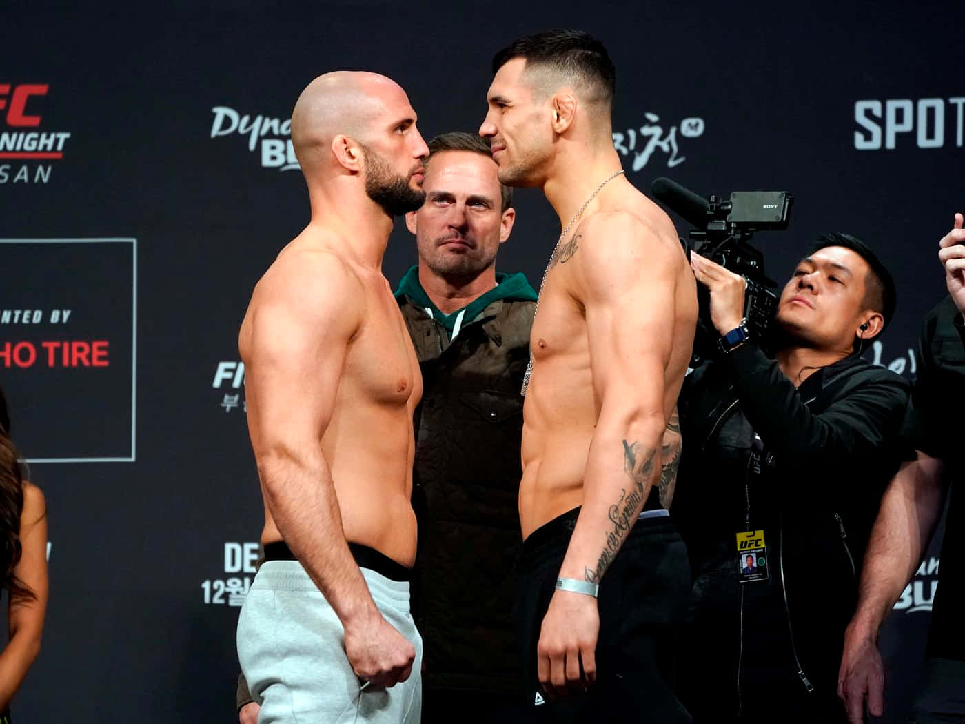 兩位赤裸上身的MMA拳手在UFC稱重活動中互相凝視。