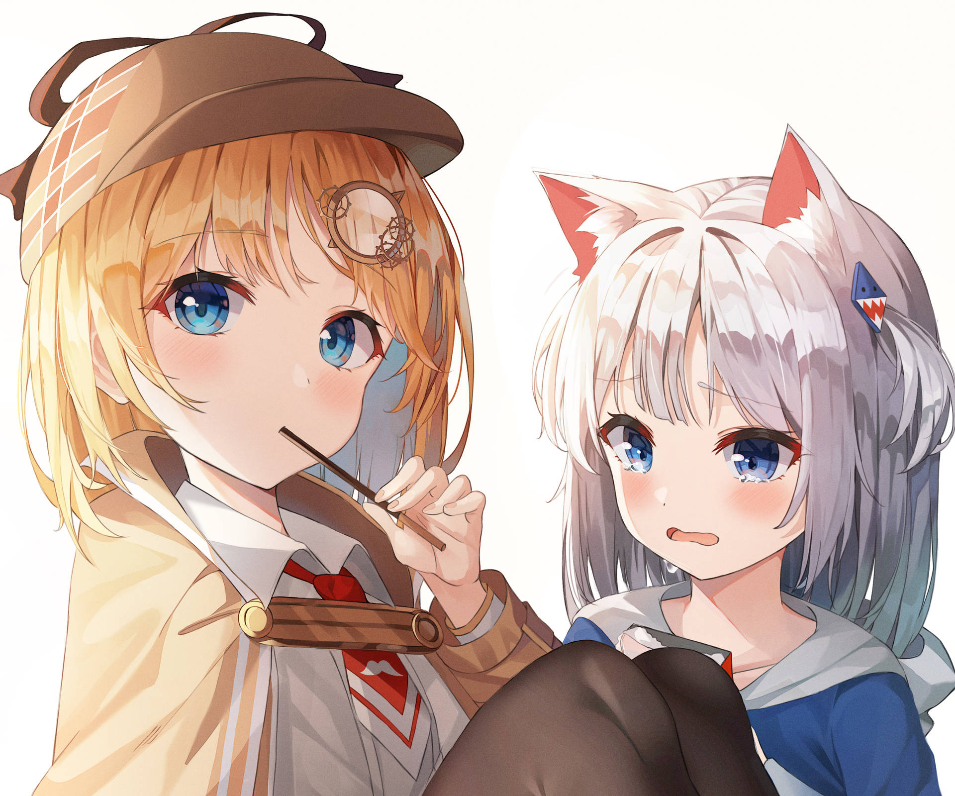 兩個動漫女孩，一個穿著偵探服拿著放大鏡，另一個有狐狸耳朵，顯得很好奇。