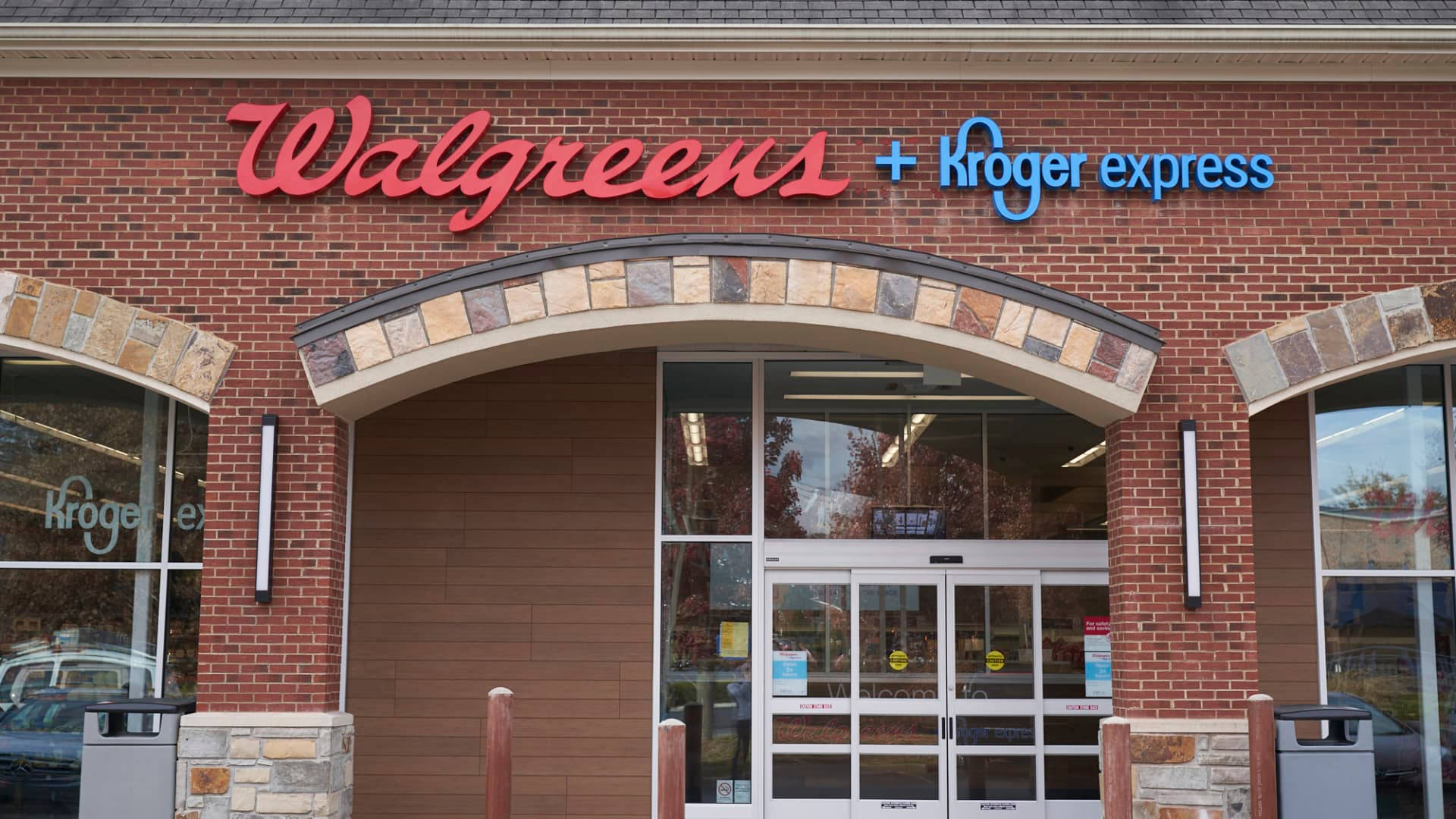 Walgreens 和 Kroger Express 商店正面，磚牆和玻璃門。