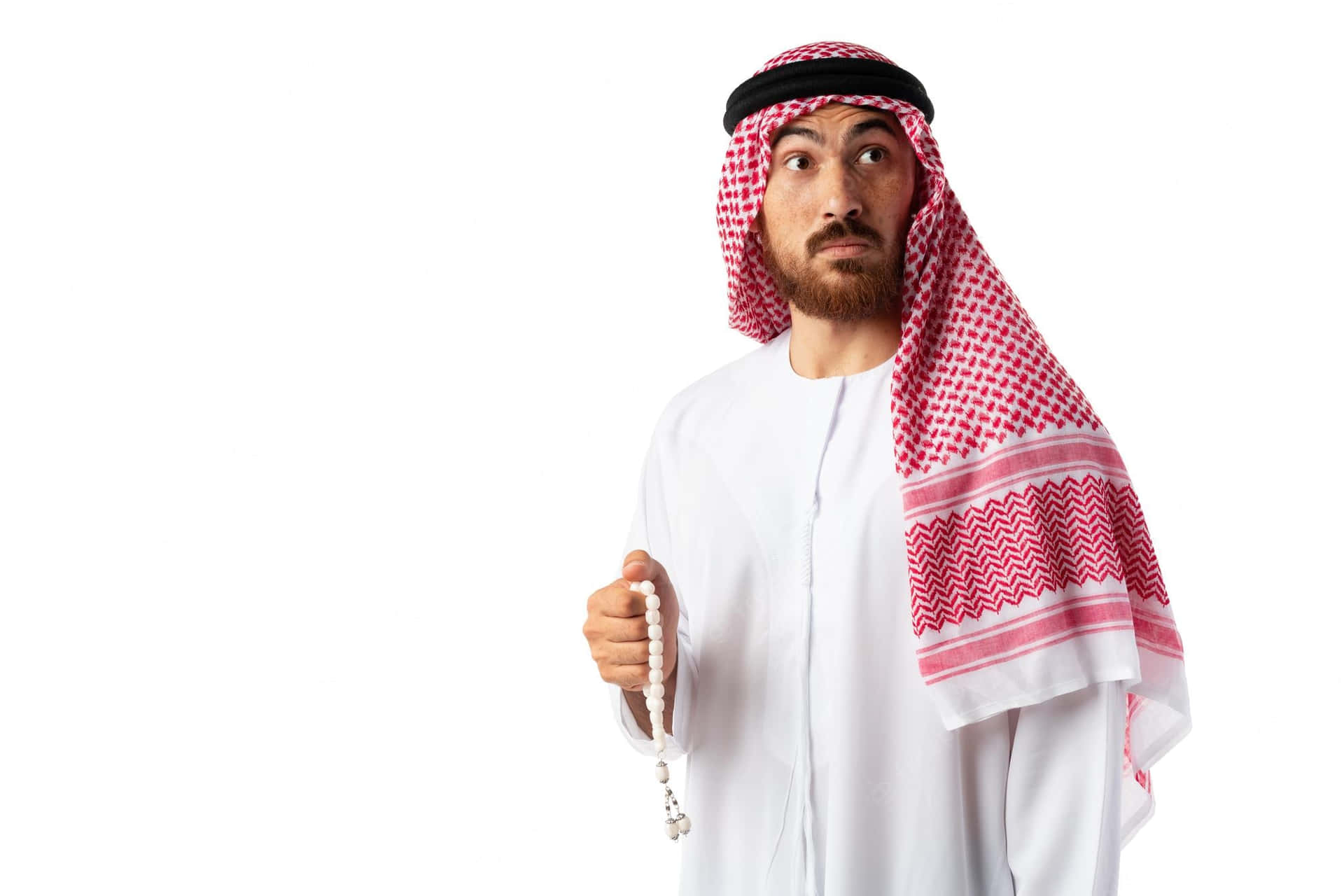 身穿傳統阿拉伯服飾的男子手持念珠並抬頭仰望。