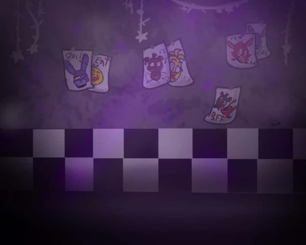 紫色牆壁上，在黑暗房間的棋盤格地板上方，釘著卡通畫作。