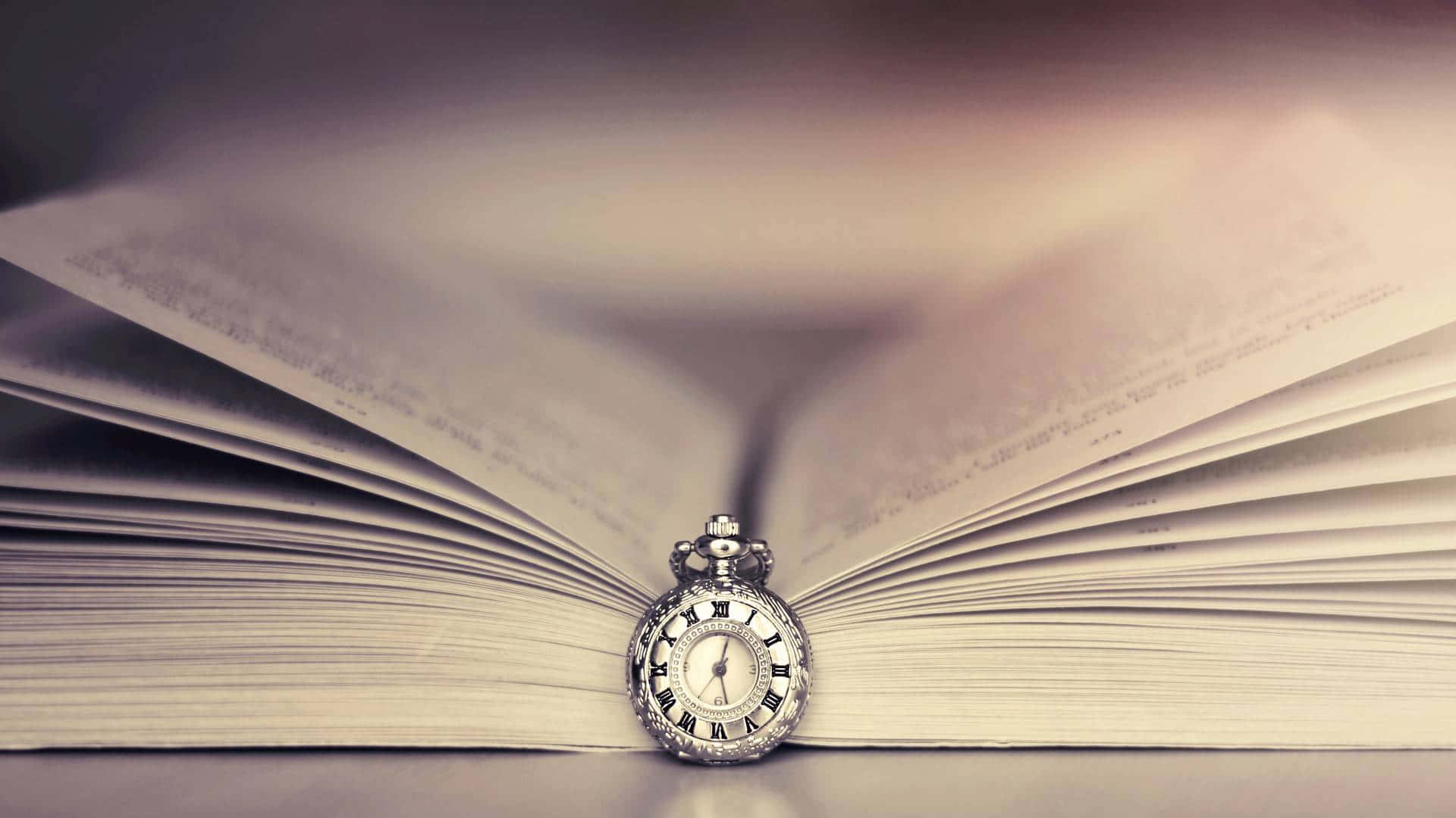 一個帶有羅馬數字的銀色懷錶放在一本打開的書的中間頁面上。