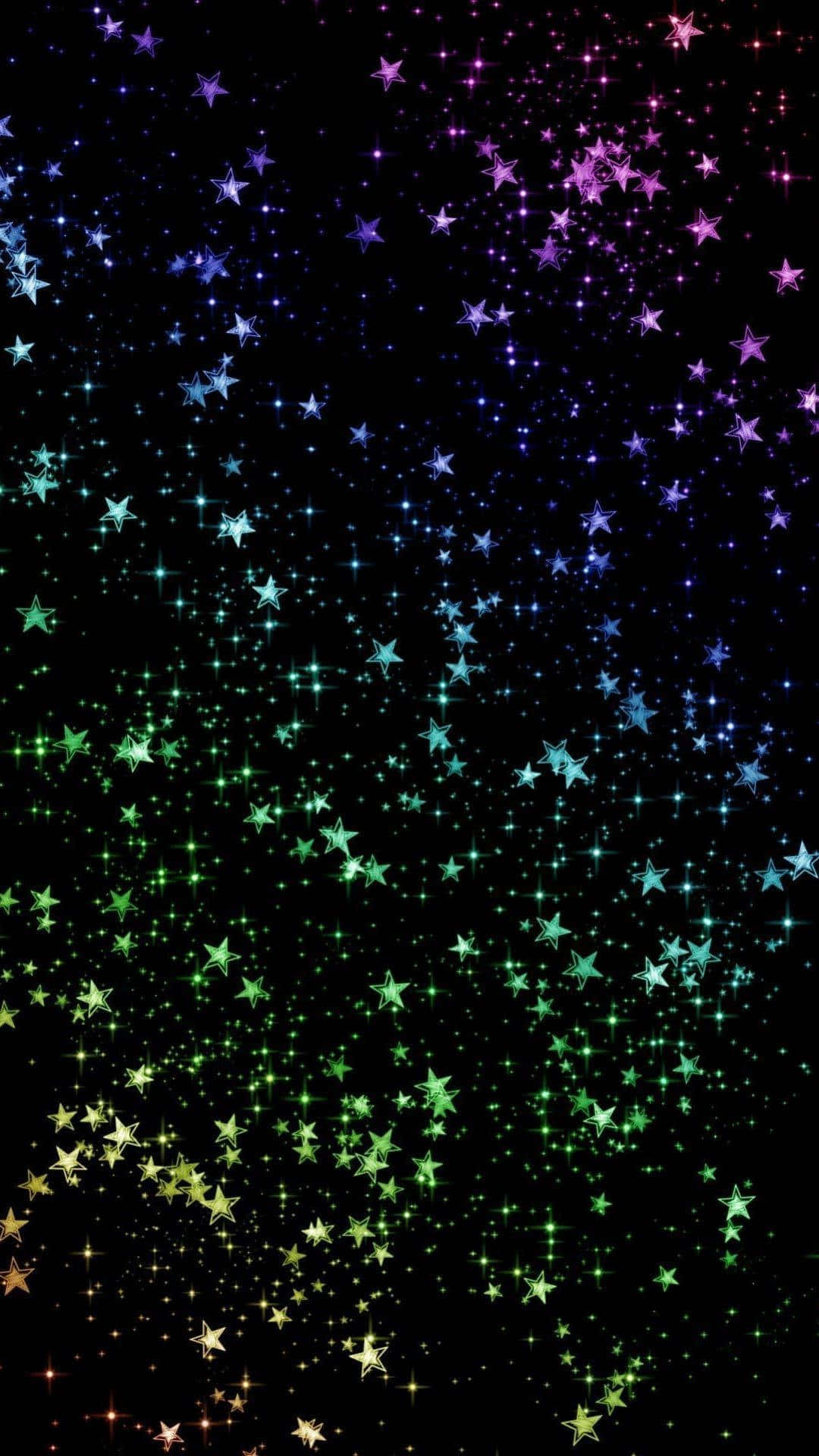 沉浸在充滿星系的彩虹之美 壁紙 — 充滿發光星星的充滿活力的宇宙天空，在黑色虛空中從金色過渡到綠色、藍色和紫色。