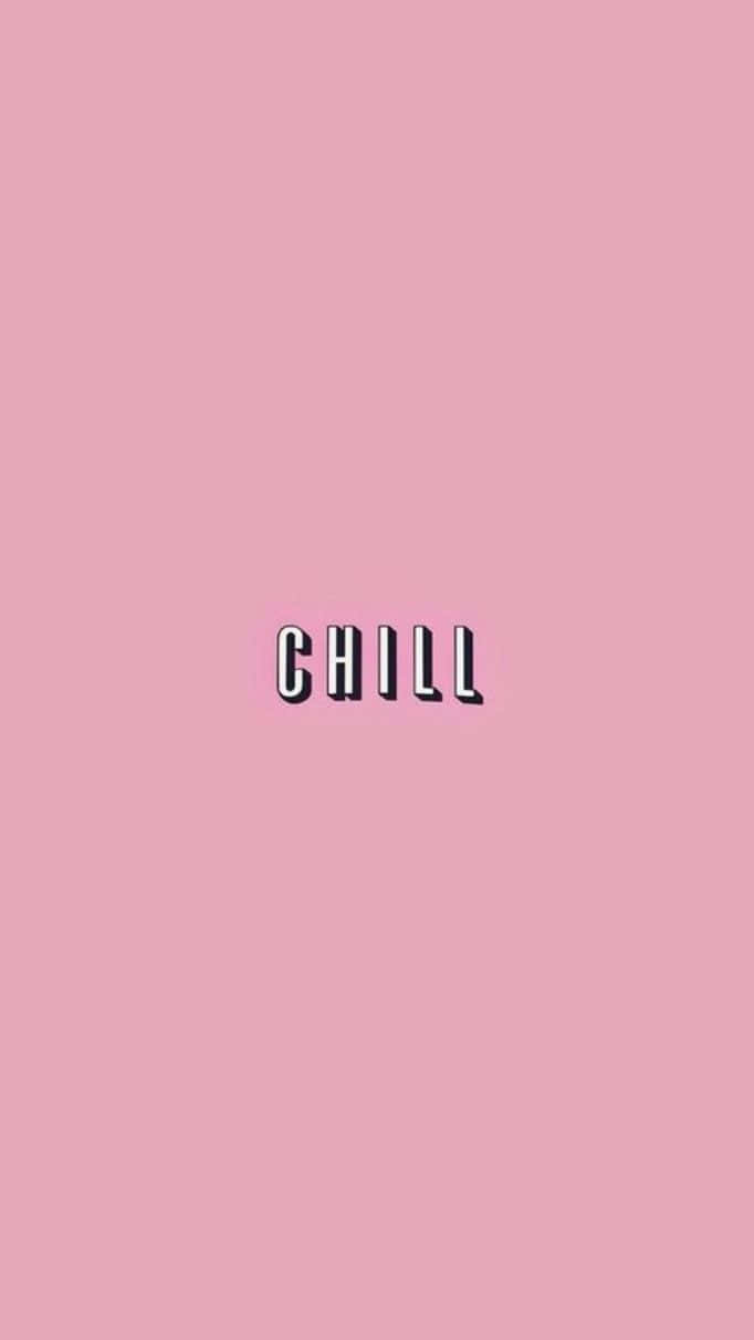 粉紅色背景上帶有粗體黑色字體的「chill」一詞。