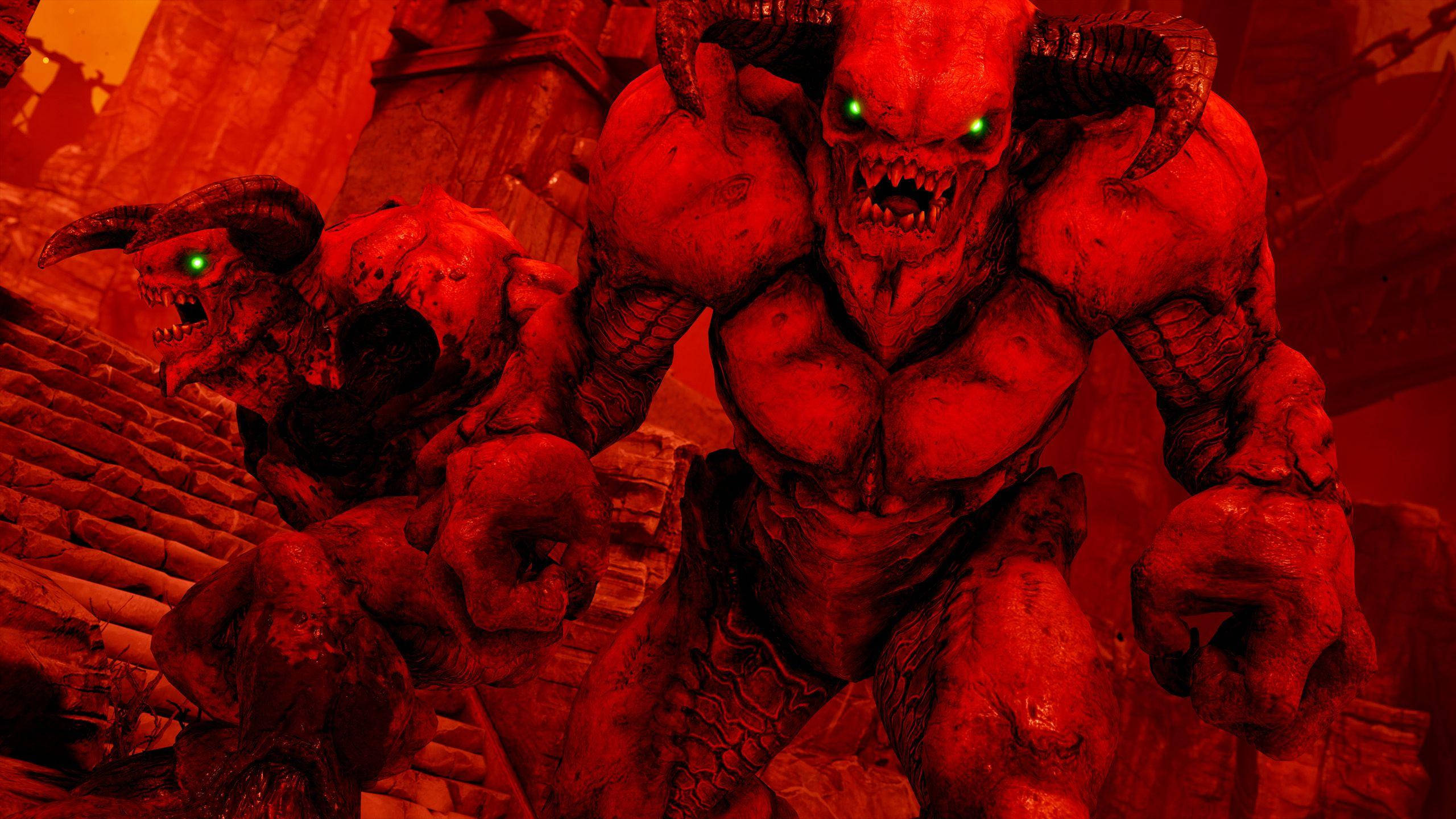 沉浸式 DOOM HD 遊戲畫面 壁紙 — 兩個惡魔般的生物，有著發光的綠色眼睛和角，威嚇地站在熾熱的紅色廢墟中。