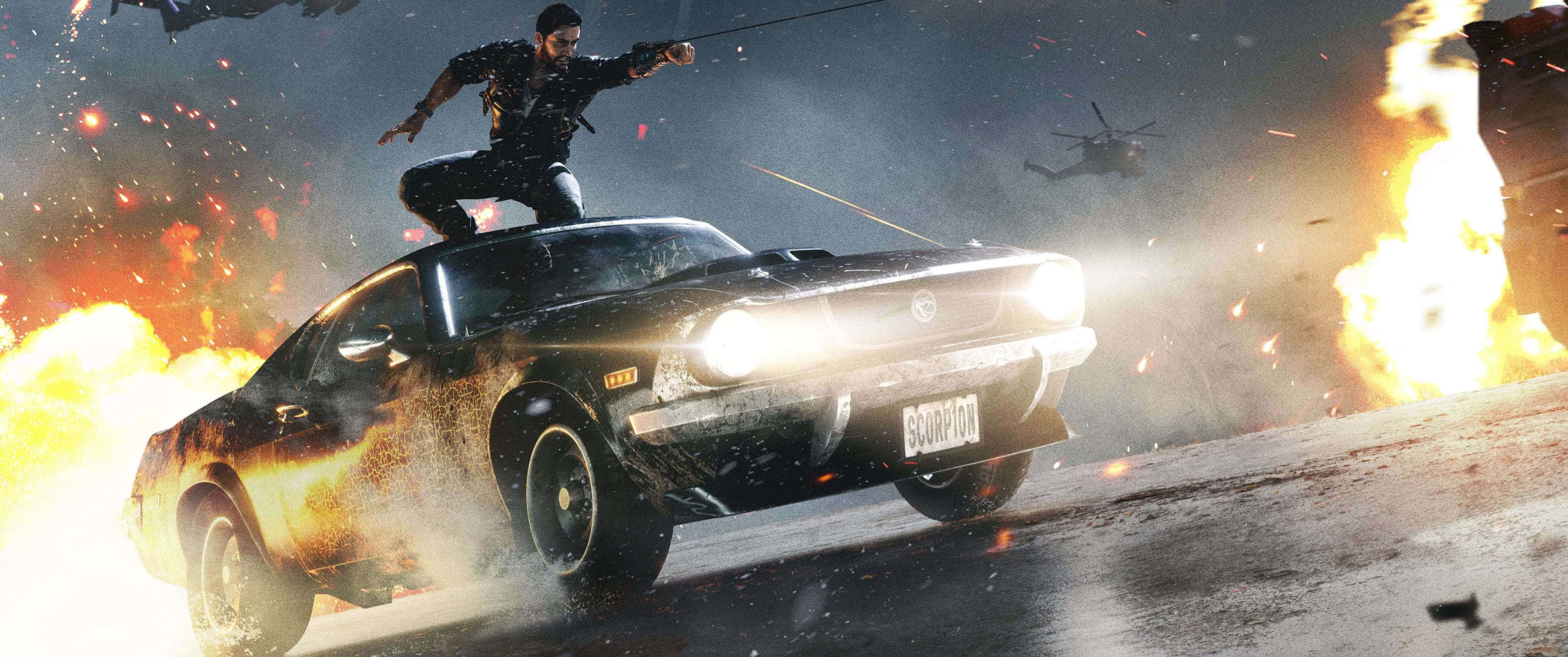 沉浸式《Just Cause 4》遊戲畫面 3440x1440p 高清壁紙 壁紙 — 一名男子從一輛高速行駛的黑色肌肉車跳下，周圍爆炸和直升機在混亂的動作場景中爆發。