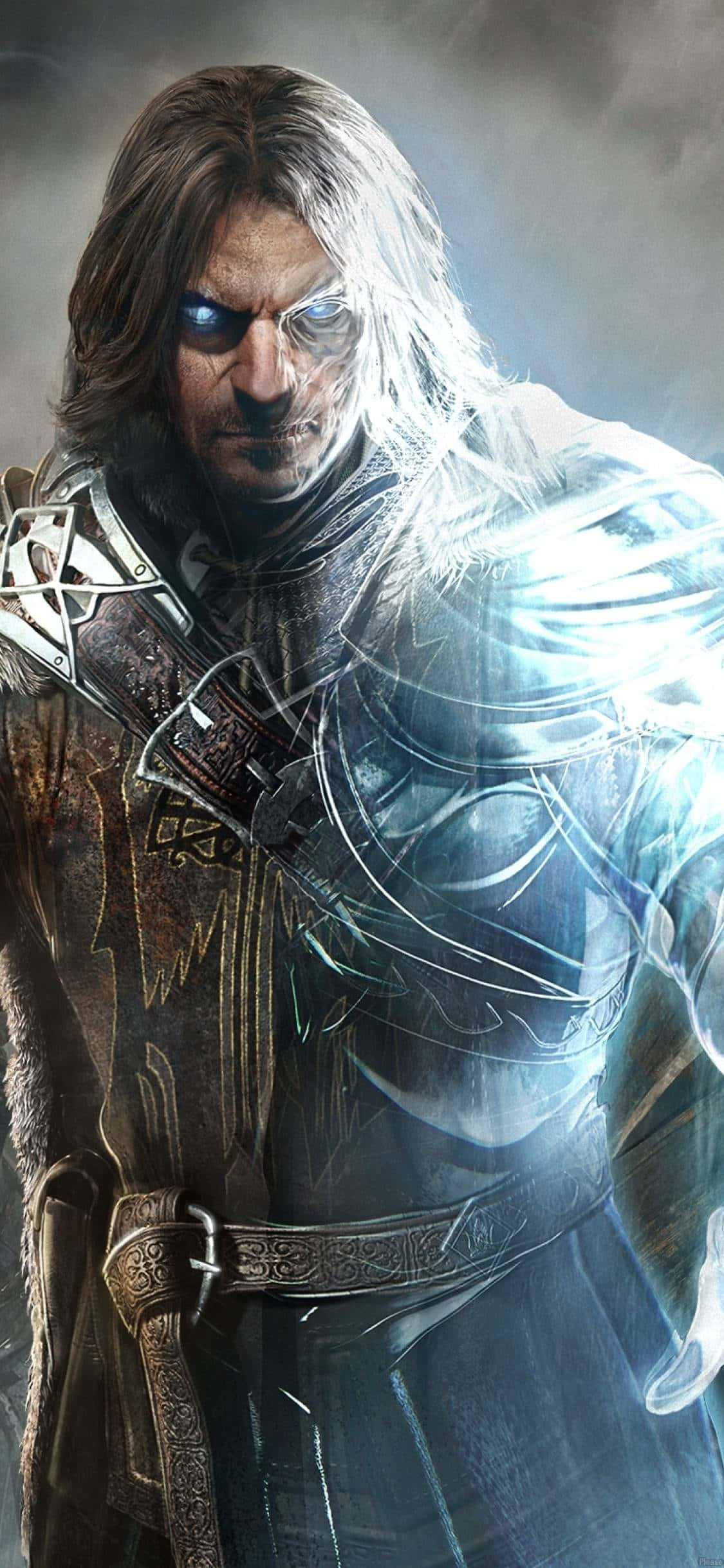 沉浸式《中土世界：暗影魔多》高畫質壁紙 壁紙 — 一個威風凜凜的奇幻戰士，擁有發光的藍色眼睛和銀色盔甲，站在煙霧繚繞的戲劇性姿勢中。