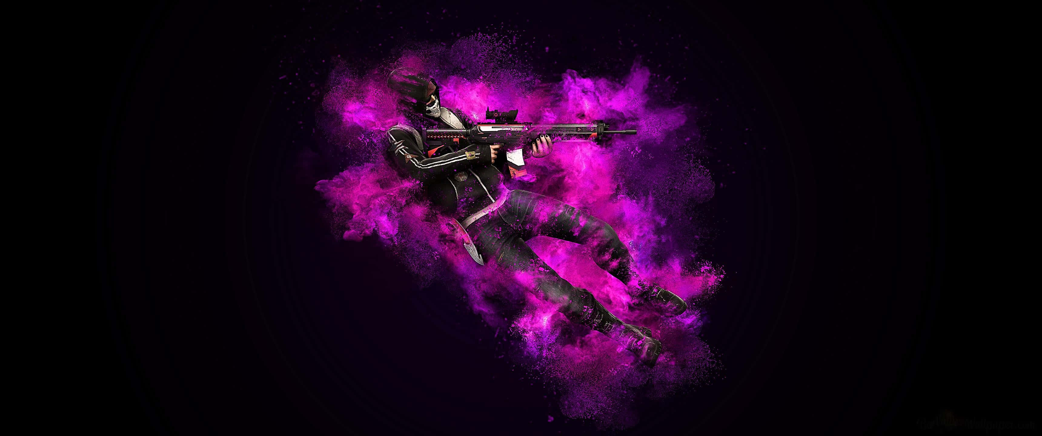 沉浸式體驗《反恐精英：全球 Offensive》高解析度遊戲 壁紙 — 一名身穿黑色盔甲的蒙面戰士在黑暗背景下被爆炸性紫色能量包圍，發射步槍。