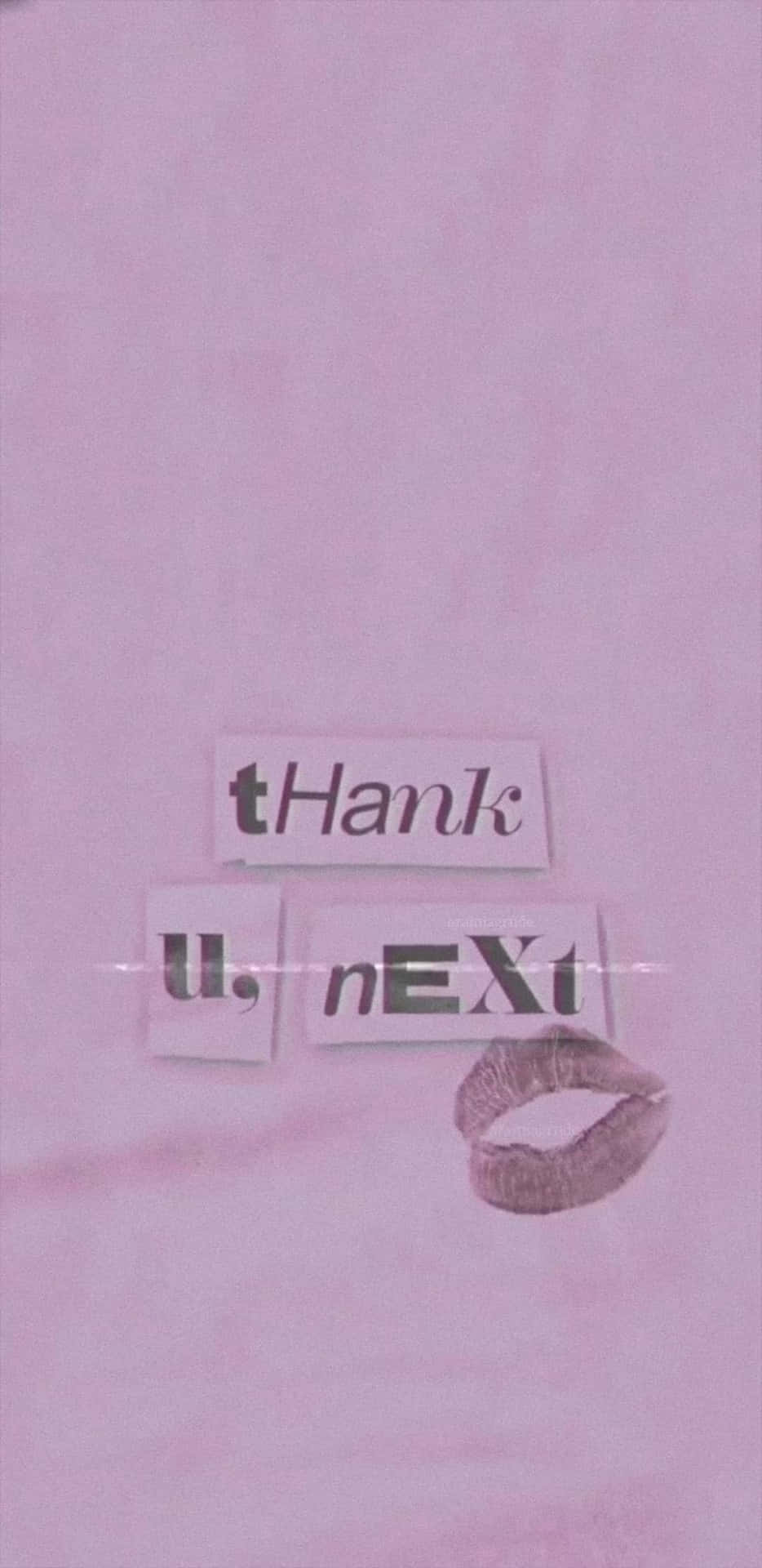 粉紅色紋理牆紙，上面有撕破的紙張文字寫著 thank u next，並有一個唇印。