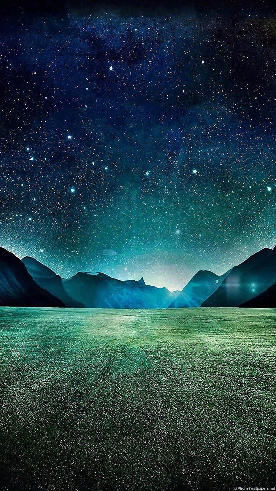 黑暗的山脈在繁星點點的夜空下，有發光的星雲和綠色田野。