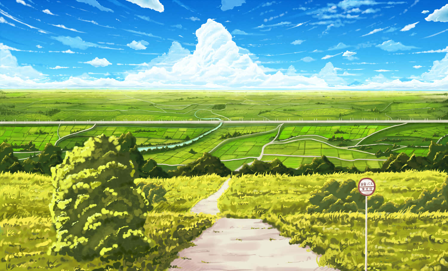 一條蜿蜒的小路穿過茂密的綠色田野，天空湛藍，白雲朵朵。