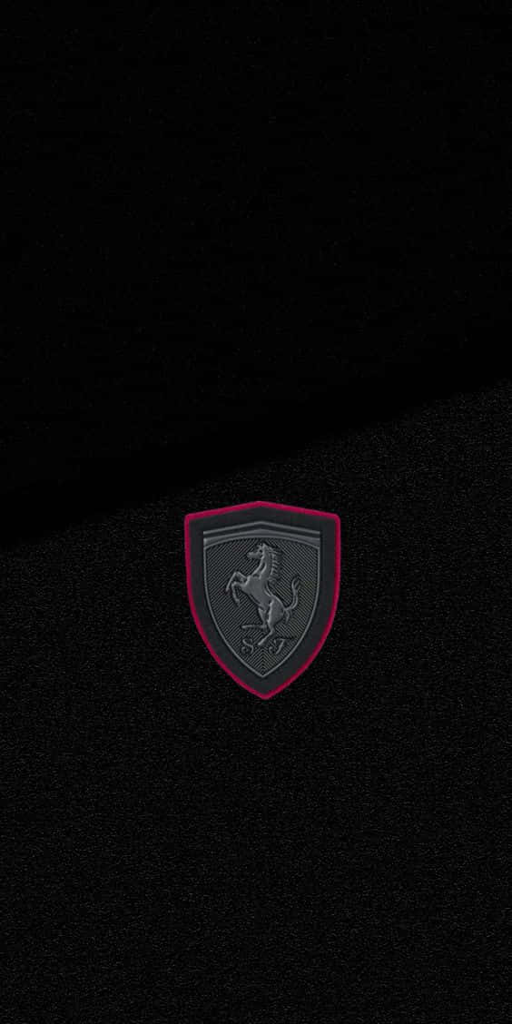 沉浸於專業賽車世界：Pixel 3 Grid Autosport 壁紙 — 一個帶有躍馬標誌的法拉利徽章居中放置在帶有幼紅色邊框的黑色紋理布料上。