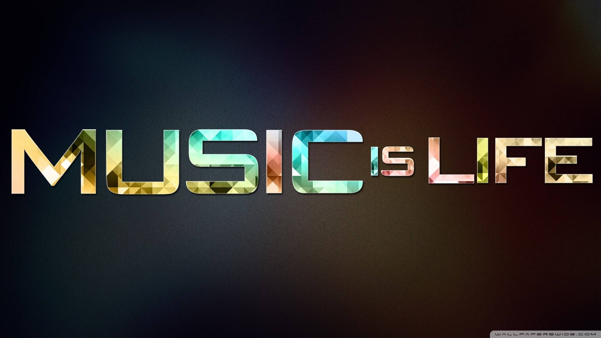 沉浸於旋律的熱情音樂家 壁紙 — 粗體文字 'MUSIC IS LIFE' 以色彩繽紛的幾何切面在深色漸變背景上發光。