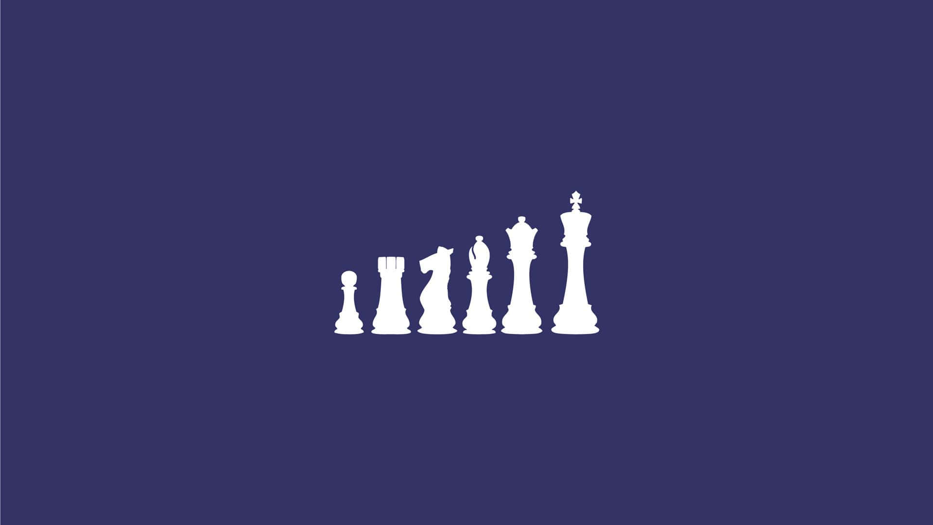 在藍色背景上，一排白色國際象棋棋子從兵到王尺寸逐漸增大。