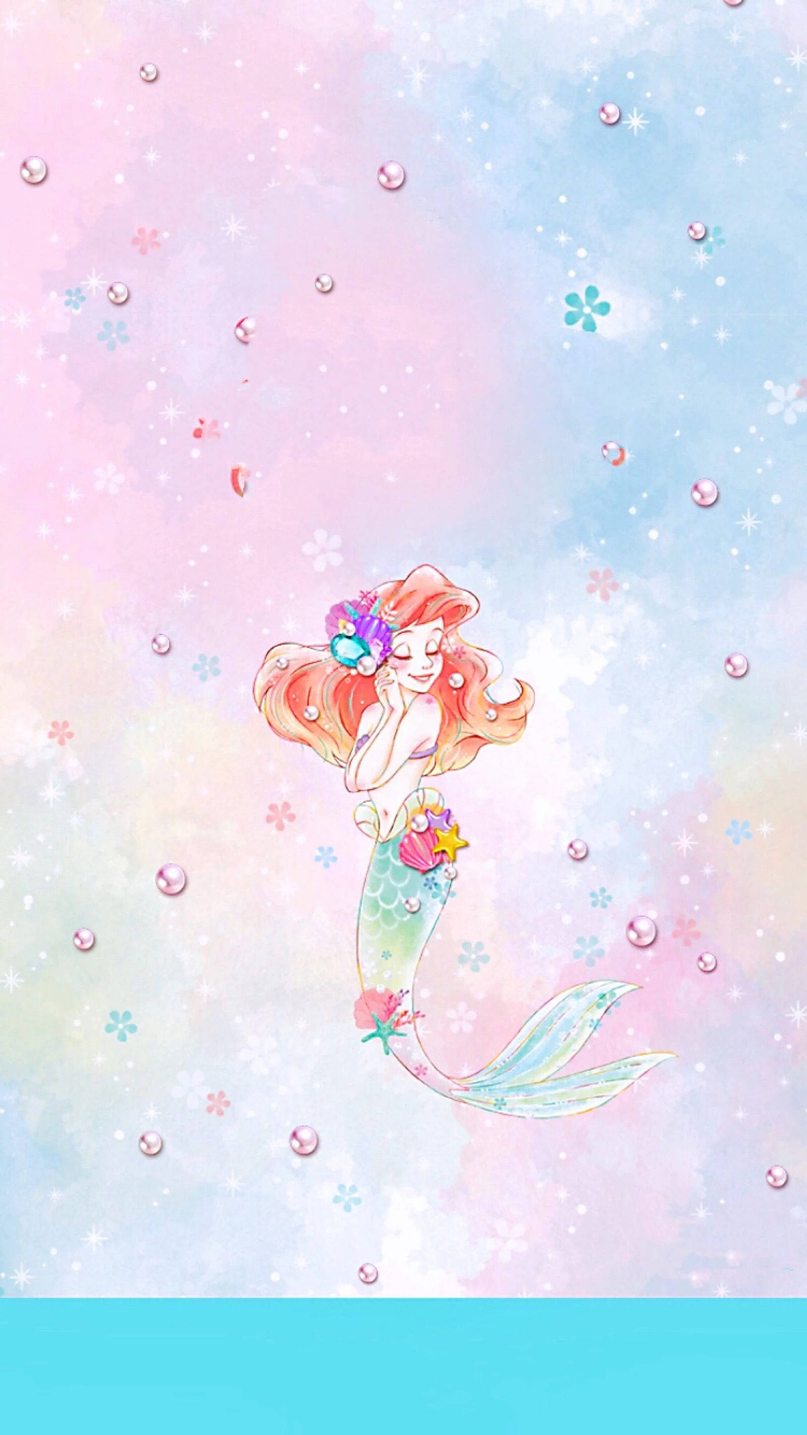 沉睡的公主小美人魚 壁紙 — 一條異想天開的水彩美人魚，擁有飄逸的紅髮和鑲有寶石的尾巴，在夢幻般的天空中漂浮在粉彩泡泡和漂浮的花朵之間。
