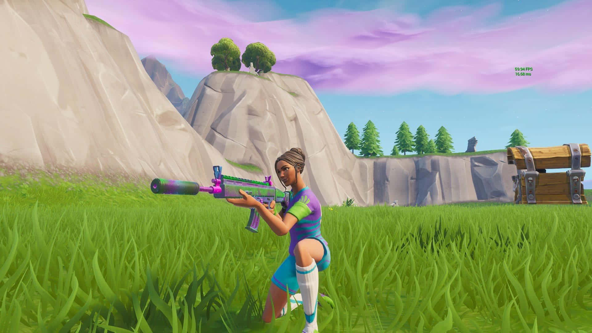 Fortnite角色在草地上蹲著，手持步槍靠近寶箱。