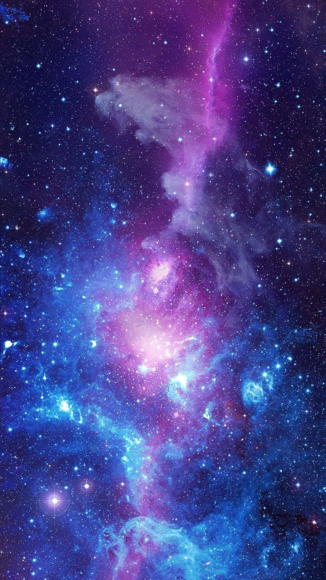 在深空中與星星一起發光的充滿活力的紫色和藍色星雲。