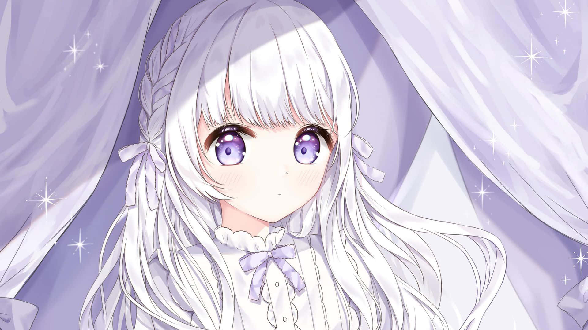 沉醉於絢爛白夜之美 壁紙 — 一位寧靜的動漫女孩，銀色頭髮和紫色眼睛，透過柔軟的薰衣草窗簾窺視，窗簾上裝飾著閃爍的星星。