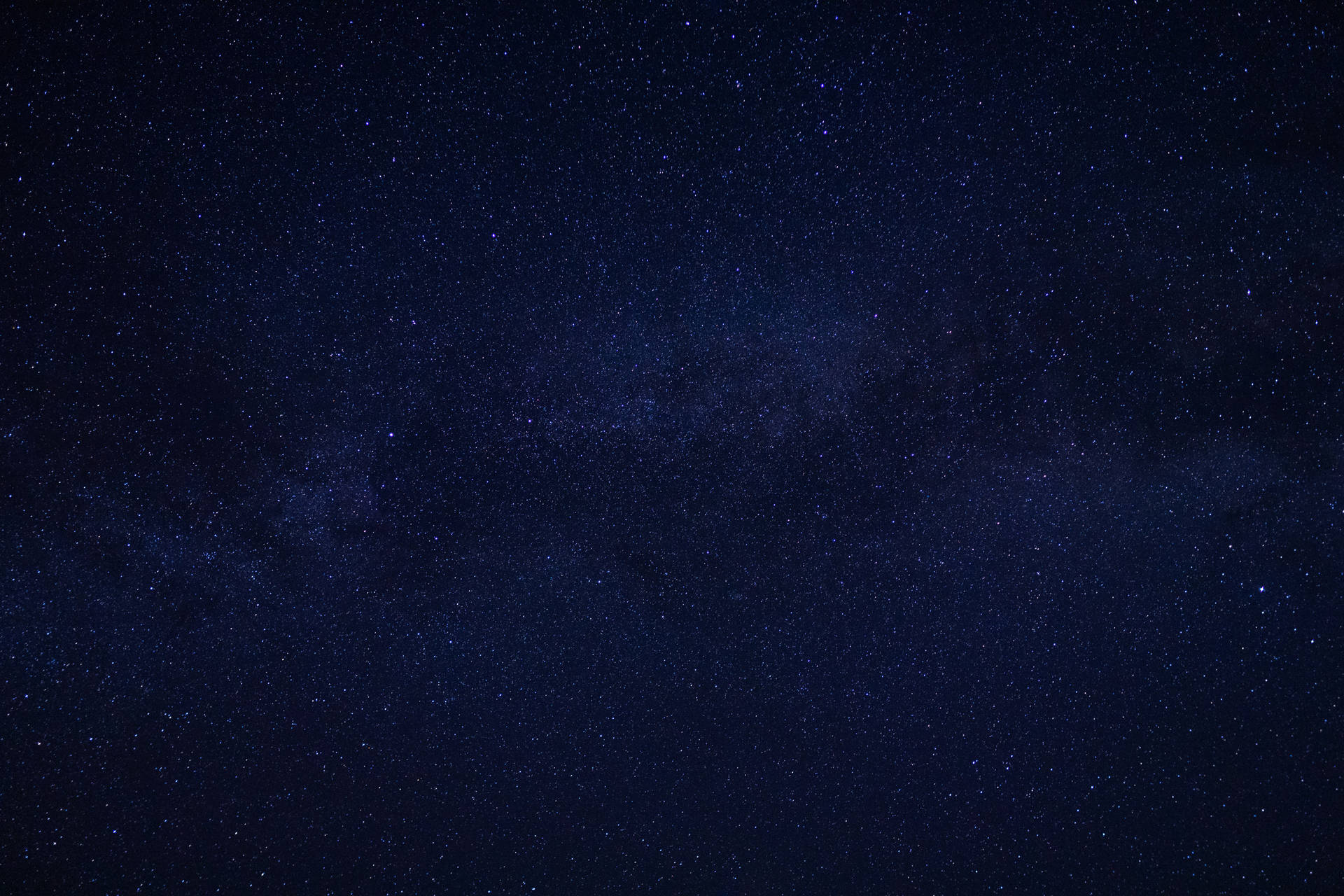 深藍色夜空中有無數星星的銀河系