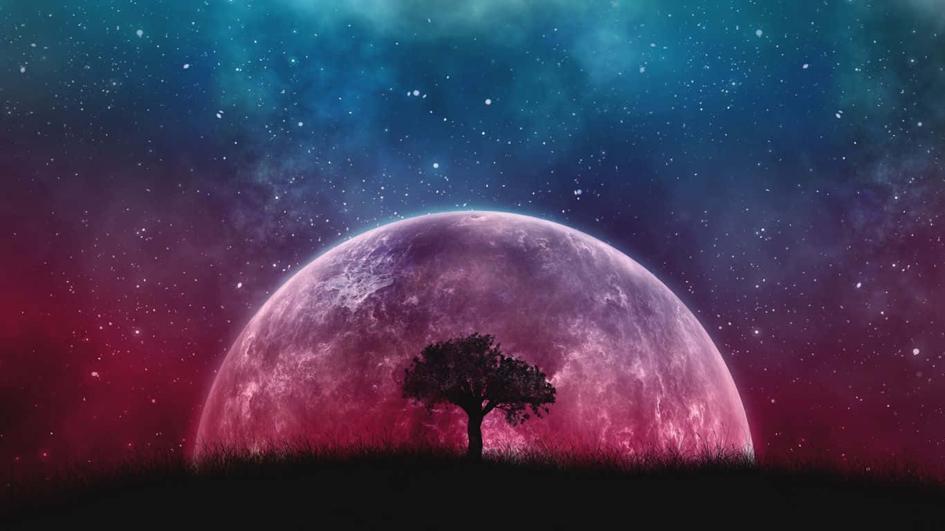沉醉於這幅可愛粉彩星系的美麗之中 壁紙 — 一棵孤樹的剪影立在草地上，背景是巨大的發光紫色月亮，星空宇宙天空中有青色和洋紅色的雲彩。