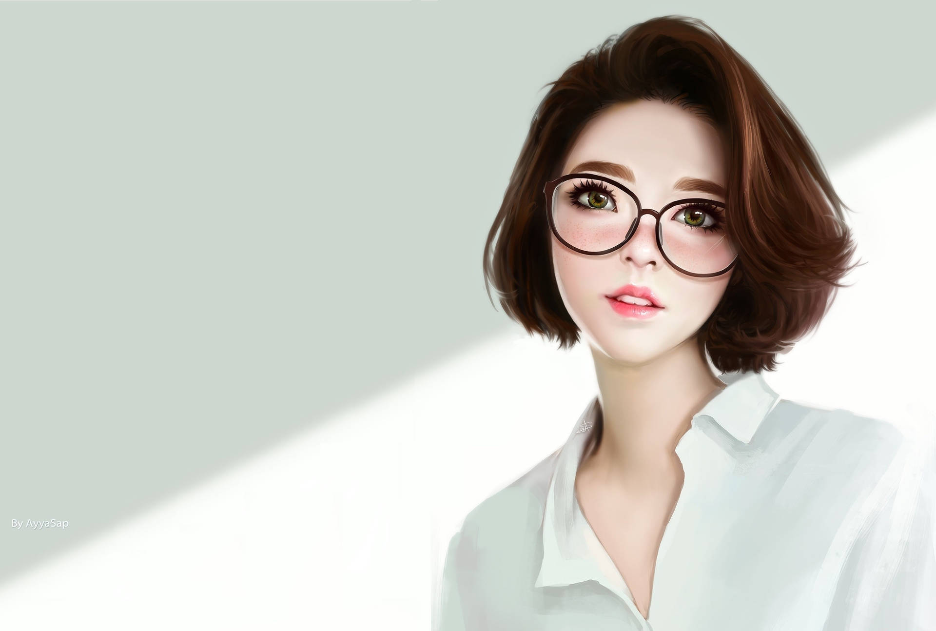 戴眼鏡短髮的年輕女性，在柔和工作室燈光下穿著白色襯衫。
