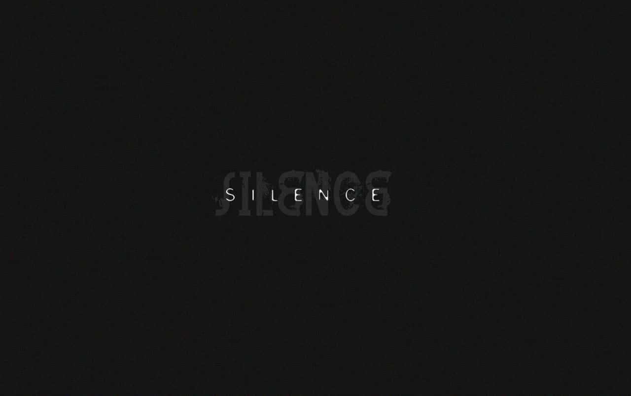 silence 桌布 壁紙 — 「沉默」一詞以白色碎片化文字漂浮在純黑色背景上。