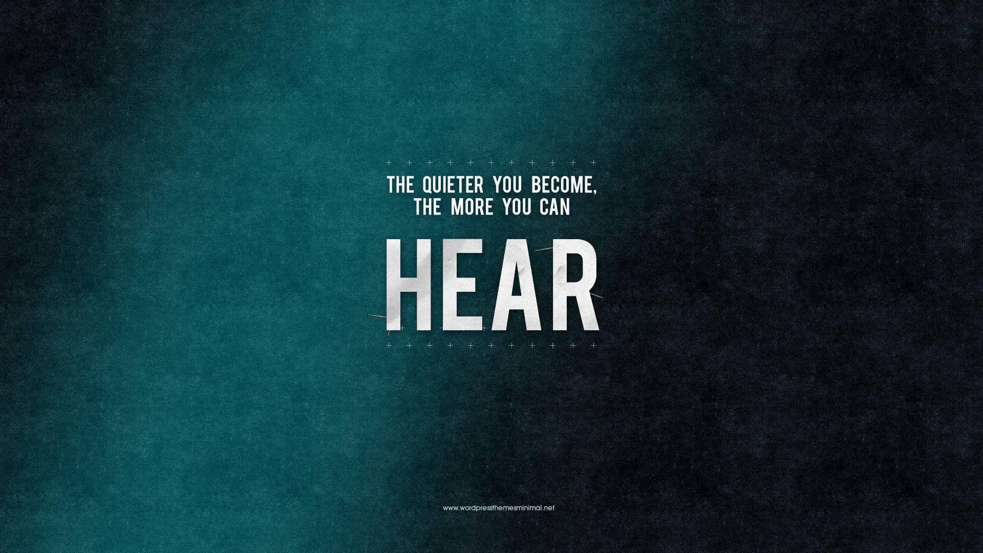 沉默重要性勵志高清壁紙 壁紙 — 粗體白色文字寫著「THE QUIETER YOU BECOME THE MORE YOU CAN HEAR」，背景為帶紋理的青綠色和黑色漸變。