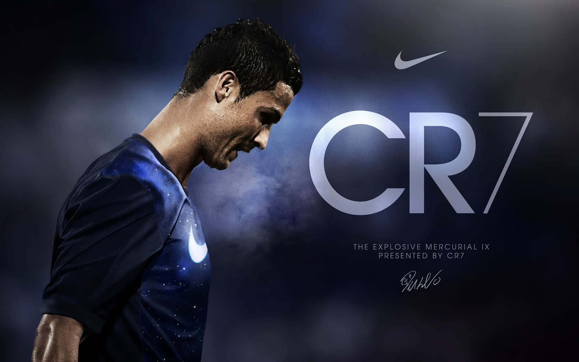 基斯坦奴·朗拿度身穿藍色Nike球衣，帶有CR7品牌標誌，在黑暗煙霧背景中。