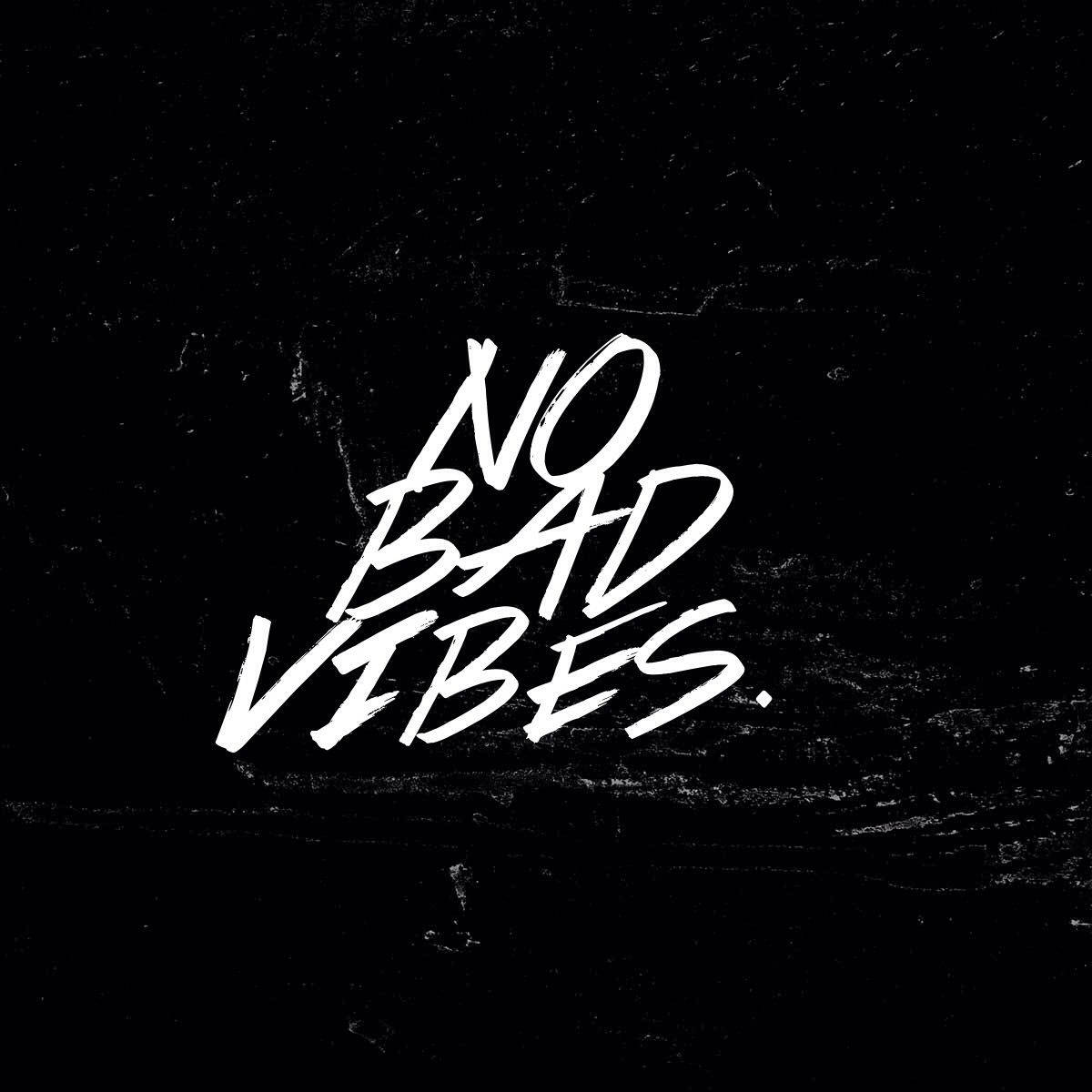 沒有壞氣氛 壁紙 — 粗體白色筆觸文字 'NO BAD VIBES' 在紋理黑色背景上脫穎而出。