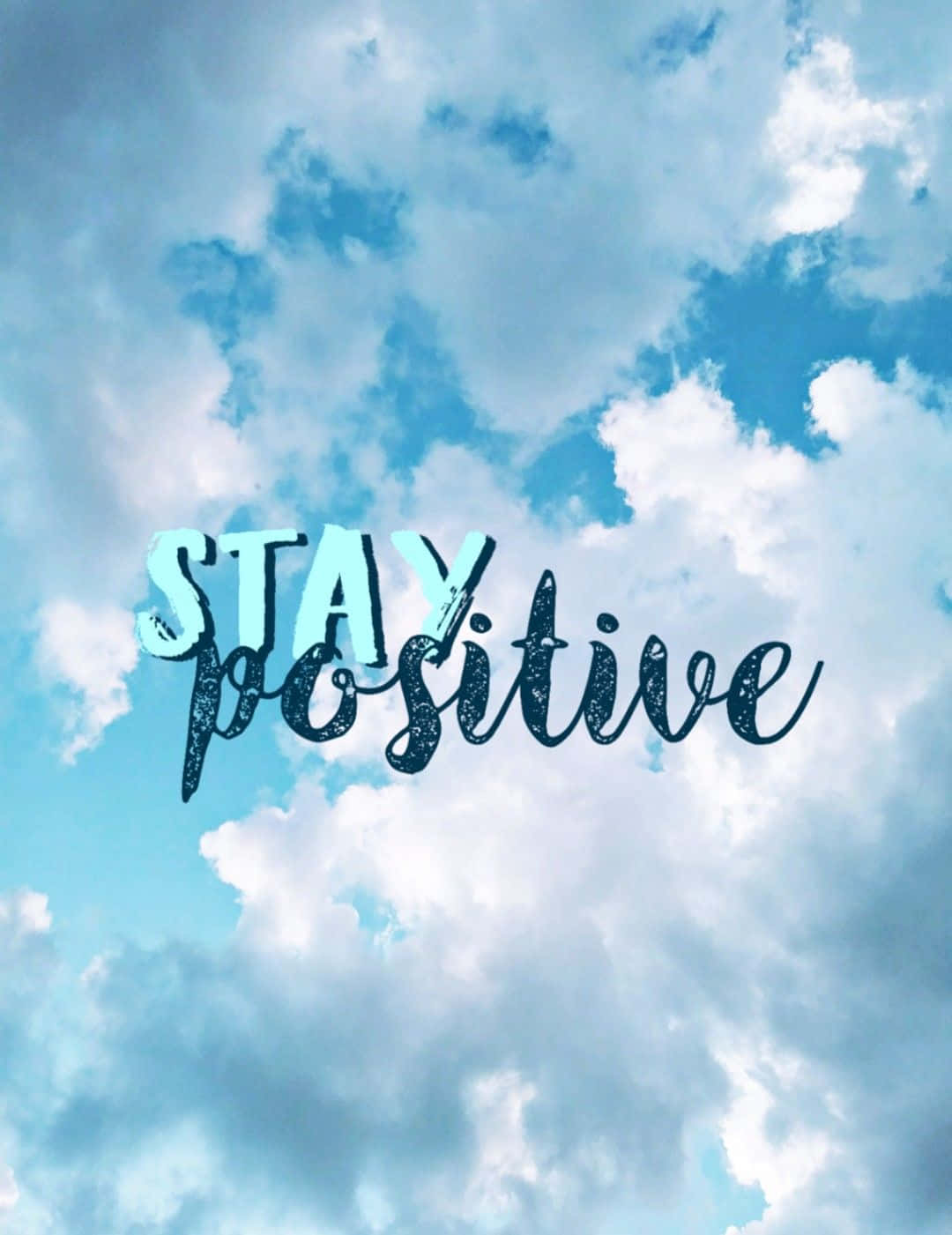 「沒有夢想是無法實現的」 壁紙 — 「STAY positive」呢啲字以粗體風格字體漂浮喺柔和藍天同 fluffy 白雲嘅背景上。