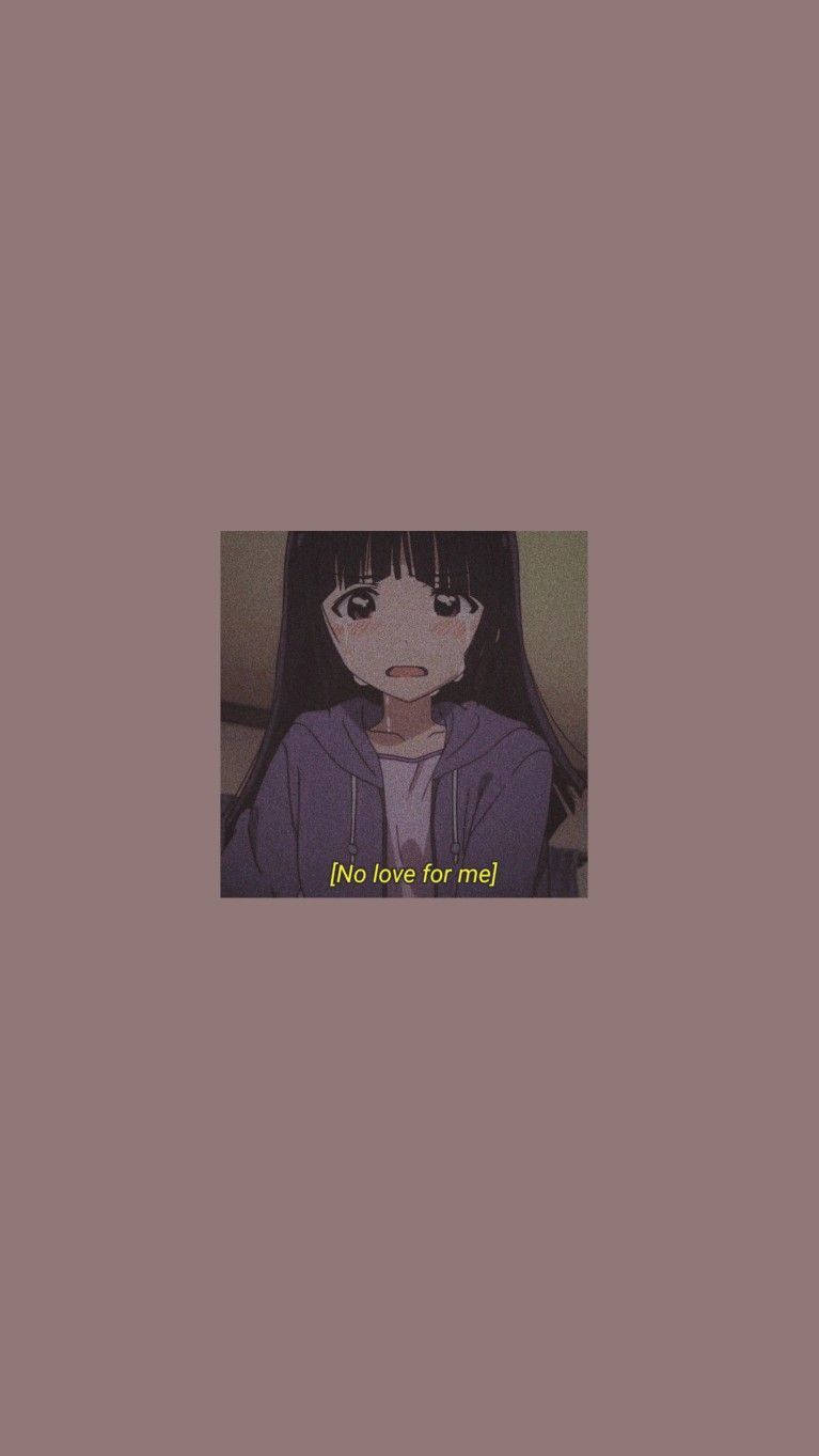 沒有愛 壁紙 — 一個穿著紫色連帽衫的悲傷動漫女孩，睜大眼睛，在柔和的棕色背景上，帶有文字 no love for me。