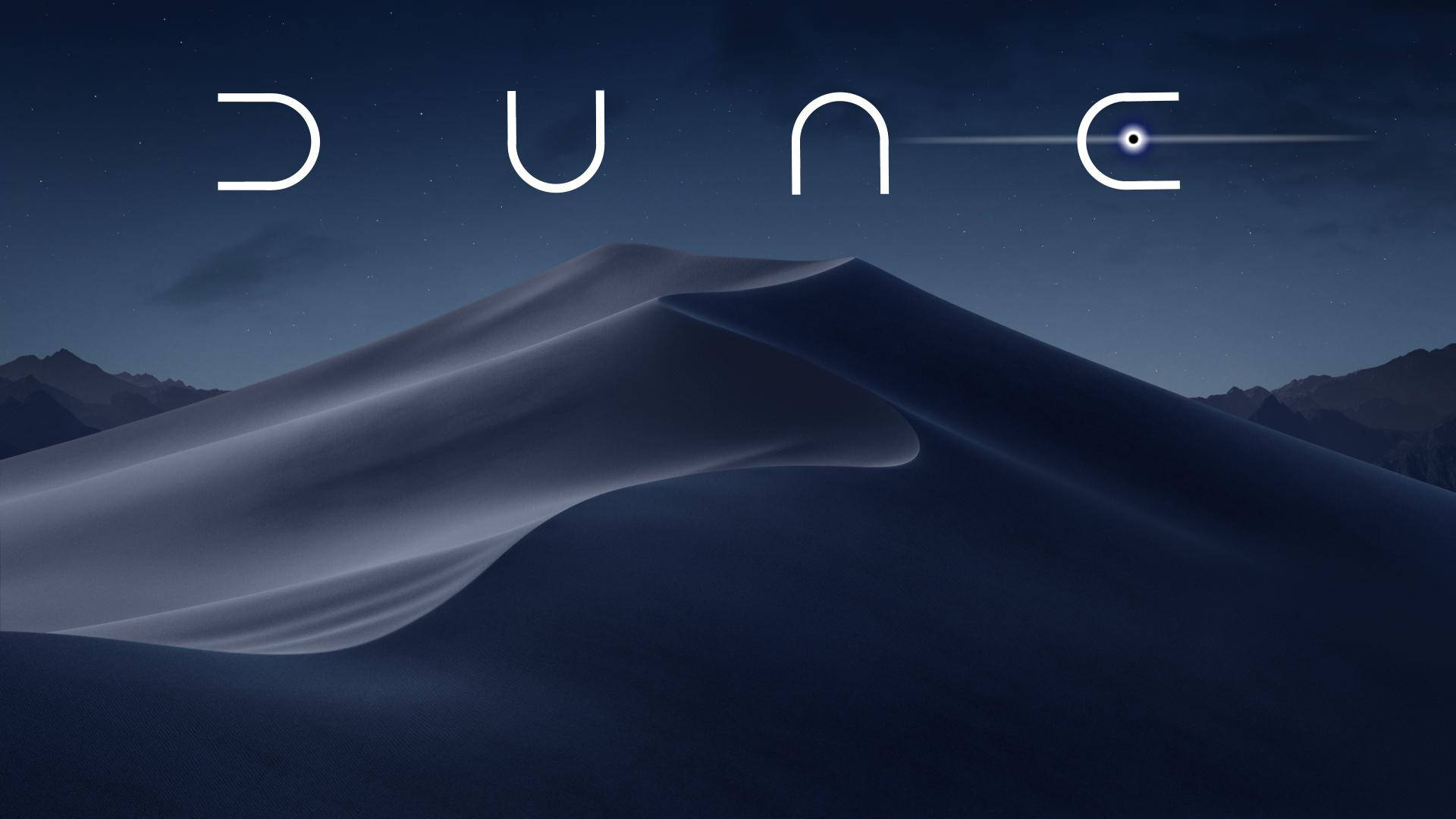 《沙丘》深藍沙漠 壁紙 — 廣闊沙漠沙丘，星空下，上方閃爍著DUNE字樣。