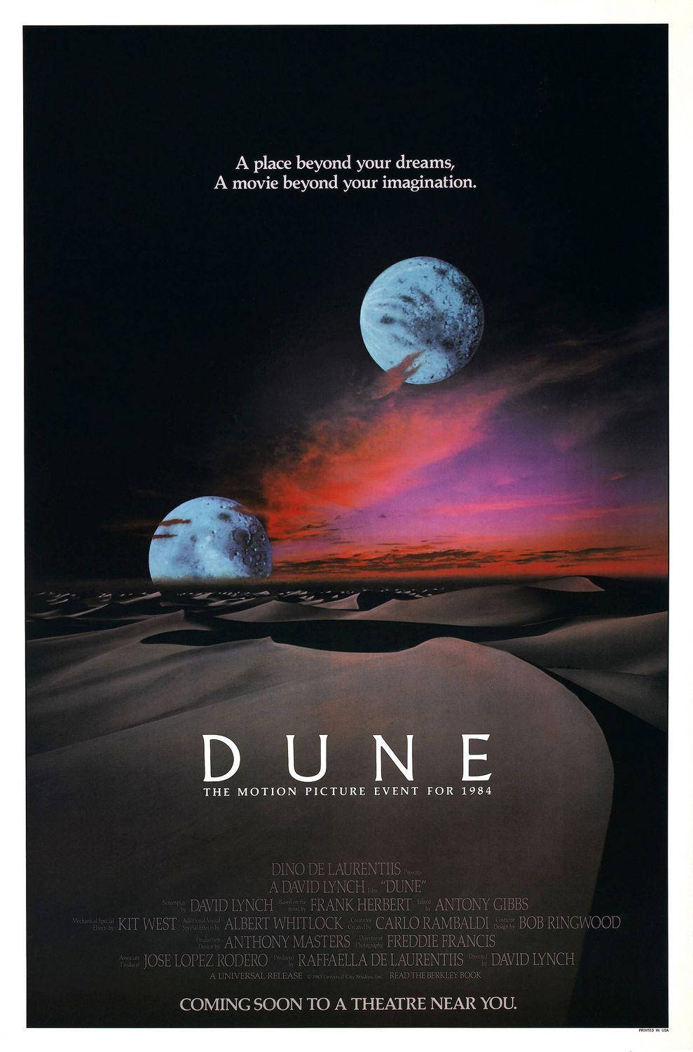 Dune 電影海報，顯示暮色中兩個月亮下的沙漠沙丘。