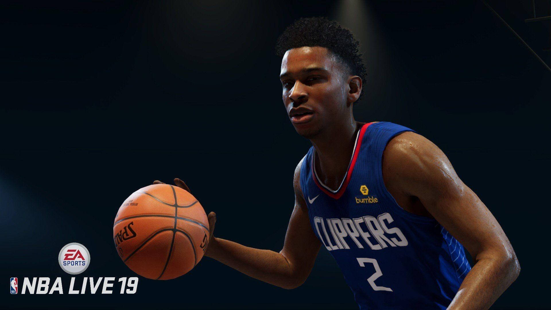 NBA Live 19 身穿快艇隊球衣的籃球運動員在聚光燈下持球。