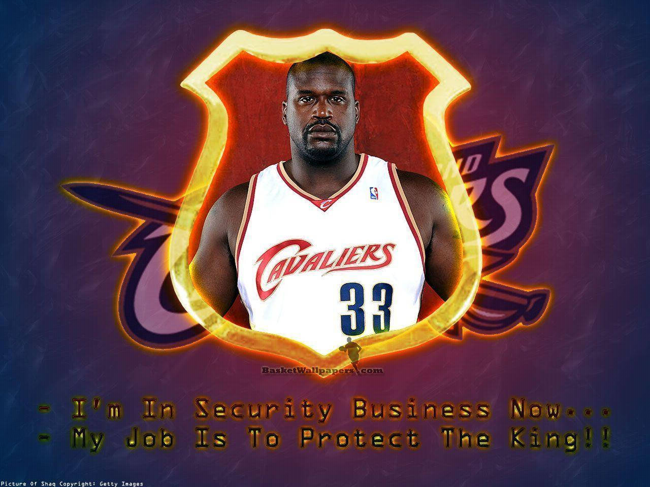 沙克·奧尼爾克里夫蘭騎士隊 壁紙 — Shaquille O'Neal 身穿克里夫蘭騎士隊球衣，站在發光的金色盾牌內，背景為深紫色，下方有球隊標誌和幽默文字。