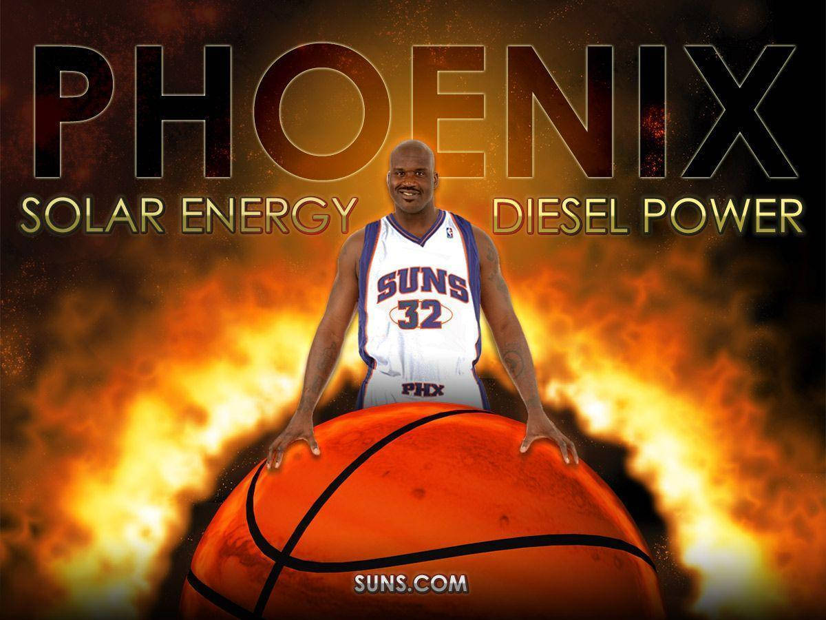 沙克·奧尼爾鳳凰城太陽隊 壁紙 — Shaquille O'Neal 身穿鳳凰城太陽隊球衣，站在一個巨大的籃球上，背景是熊熊火焰，粗體文字宣揚太陽能和柴油動力。