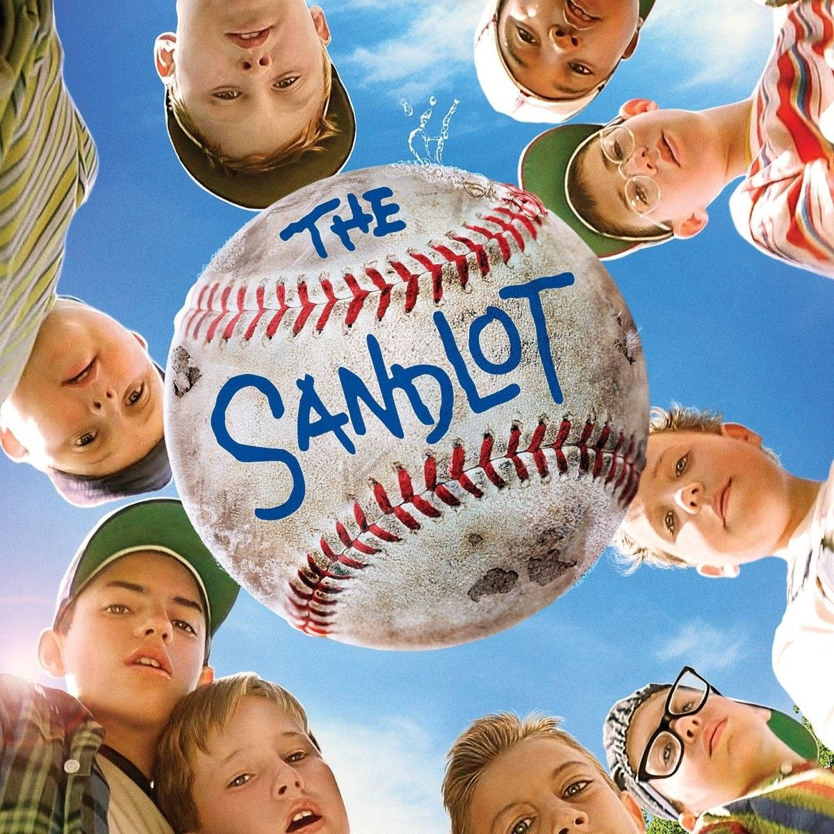 一群年輕男孩仰望一顆寫有「The Sandlot」的棒球。