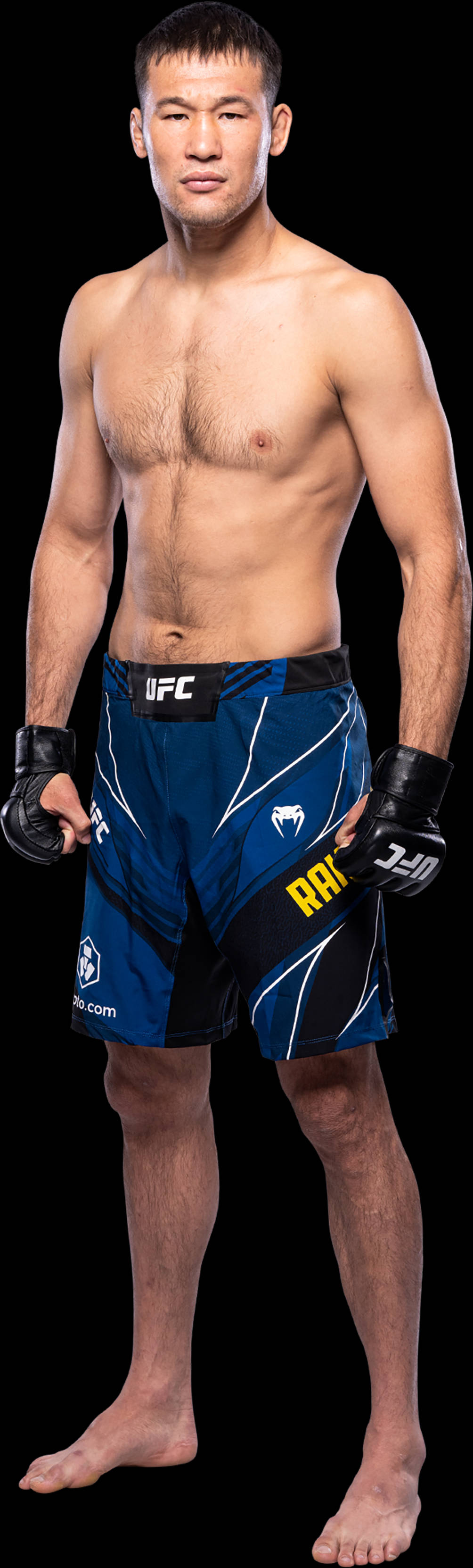 赤裸上身的MMA選手，身穿藍色UFC短褲和手套，赤腳站立在黑色背景前。