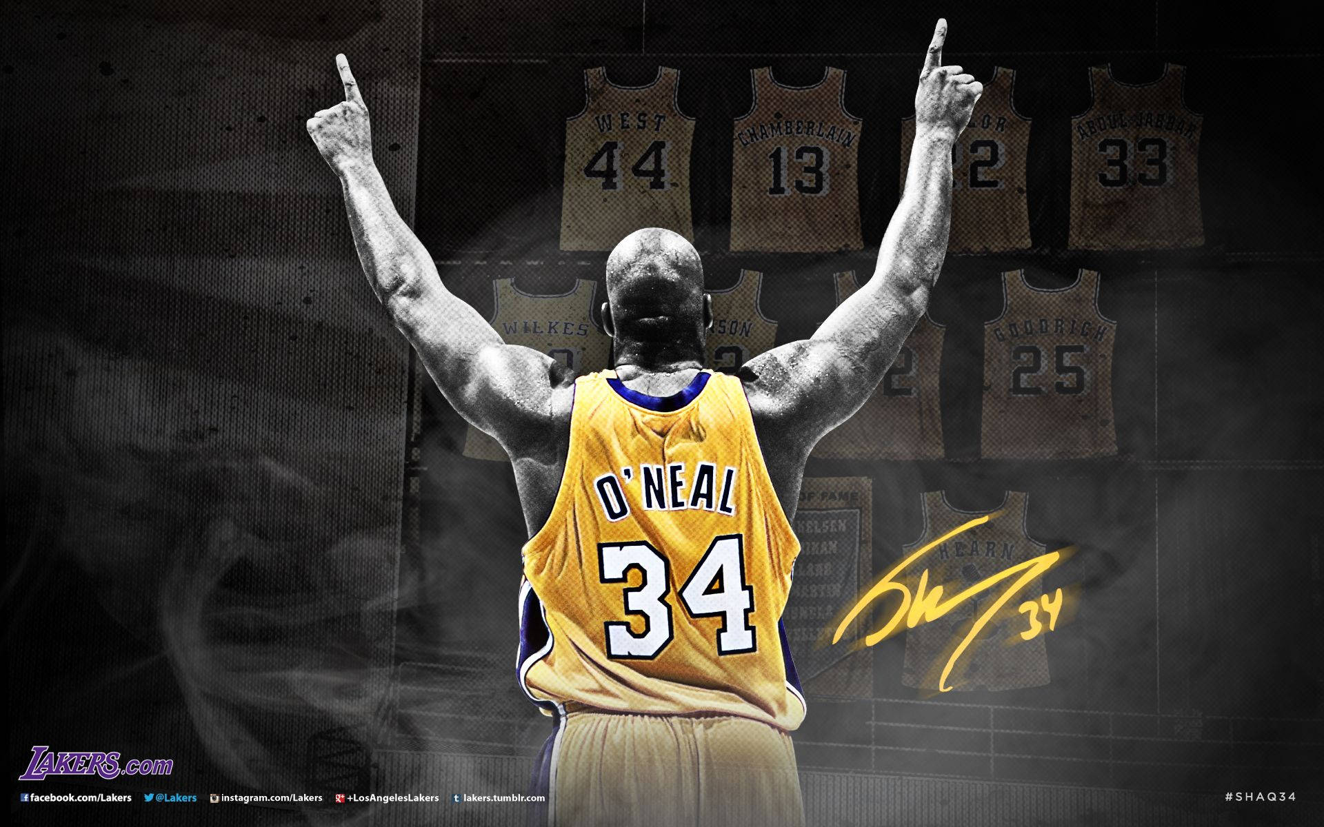 Shaquille O'Neal 身穿湖人隊34號球衣，在退役球衣前向上指。