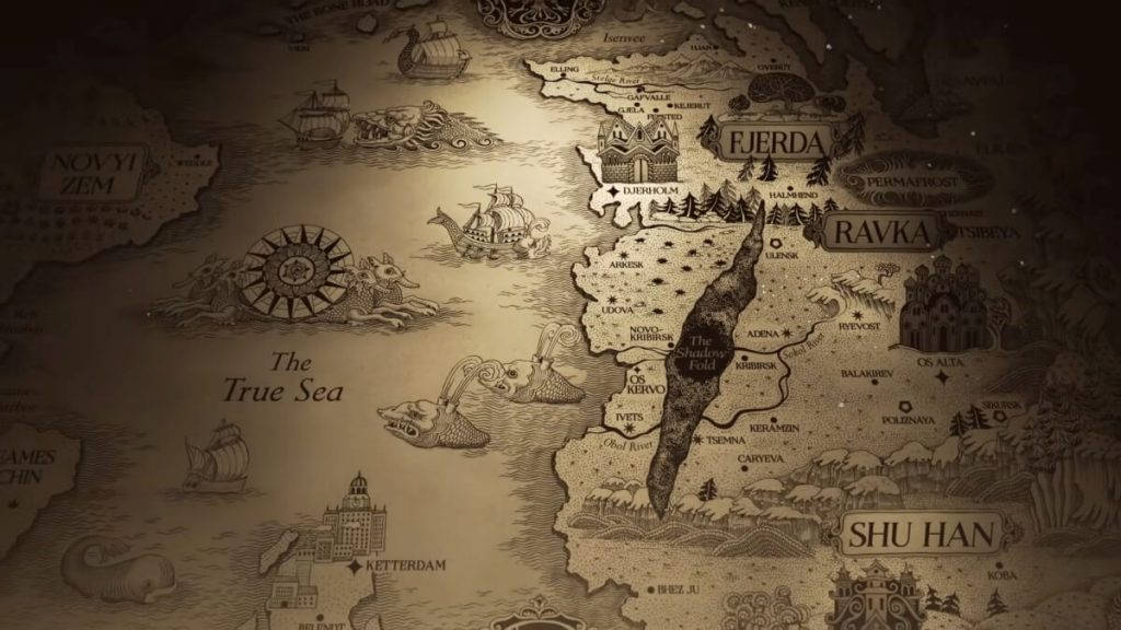 《沙影與骨》格里沙宇宙地圖 壁紙 — 一幅細節複雜的奇幻地圖，帶有懷舊的棕褐色調和閃爍星光，描繪神話中的陸地和海上航線。