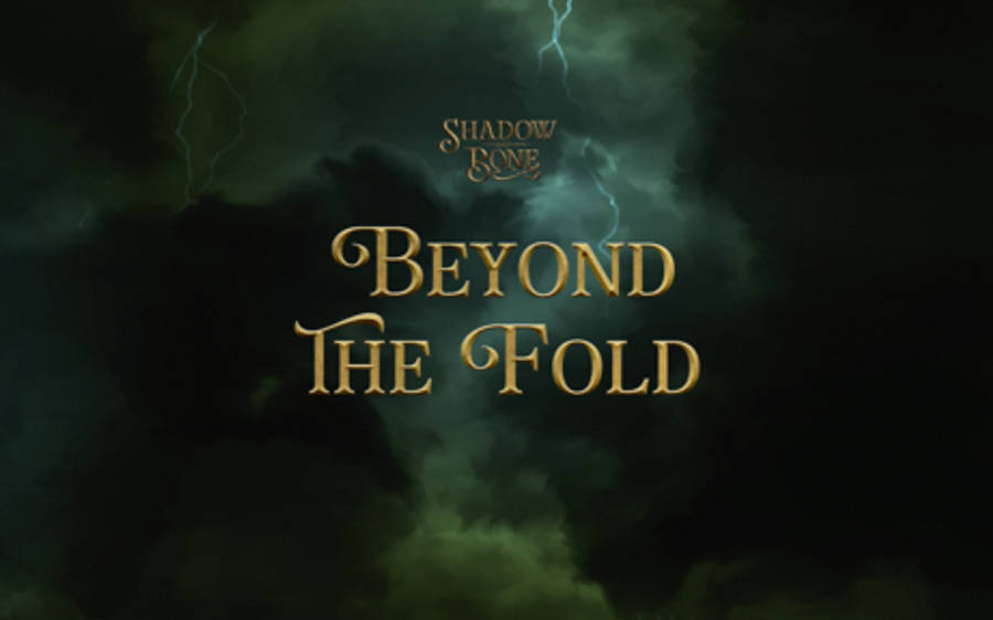 《沙影與骨》阿莉娜釋放魔法力量 壁紙 — 金色華麗文字寫著 Beyond The Fold，背景是黑暗風暴天空，閃電照亮旋轉的綠色雲層。