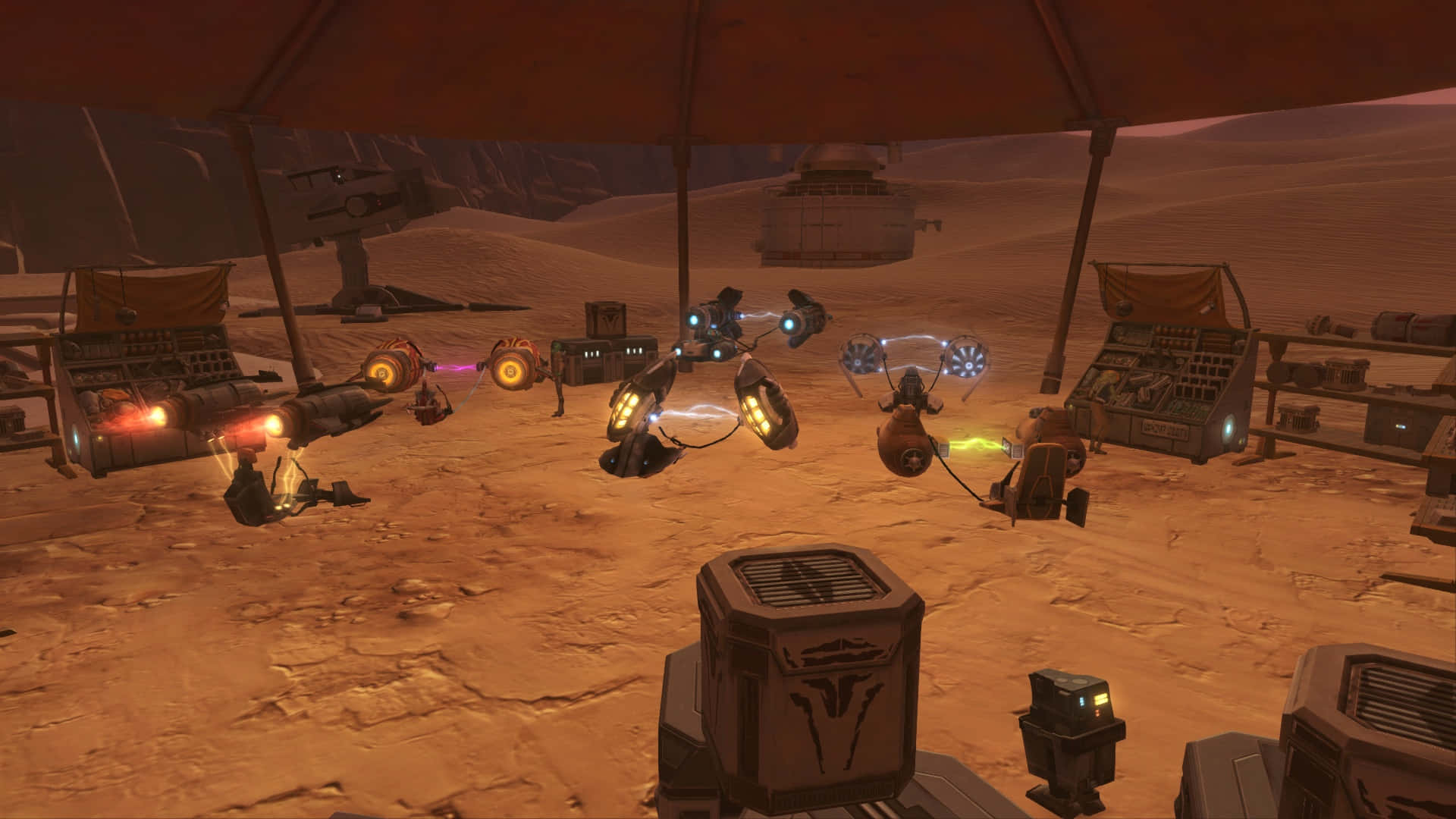 Podracing 桌布 壁紙 — 沙漠前哨站，一個大型紅色帳篷下，發光的機械人和未來設備散落在沙地上。