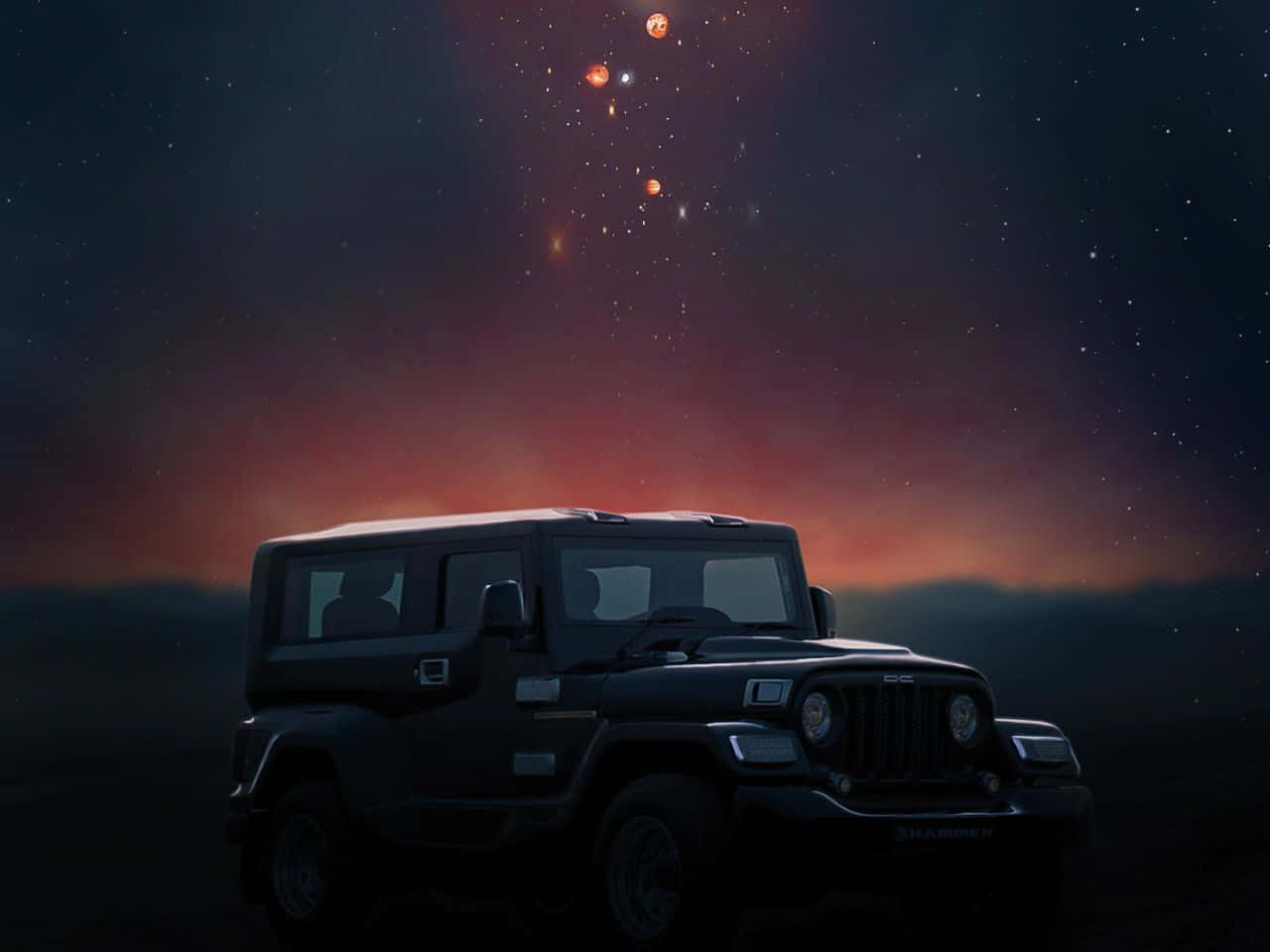 沙漠風景的迷人鳥瞰視角 壁紙 — 一輛黑色吉普車在星光燦爛的暮色天空下，襯托著遠處山丘上發光的天體，呈現出剪影。