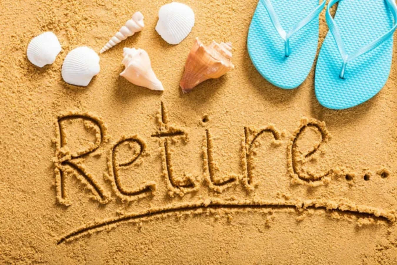 藍色人字拖同貝殼喺沙上面，沙上面寫住「Retire...」。