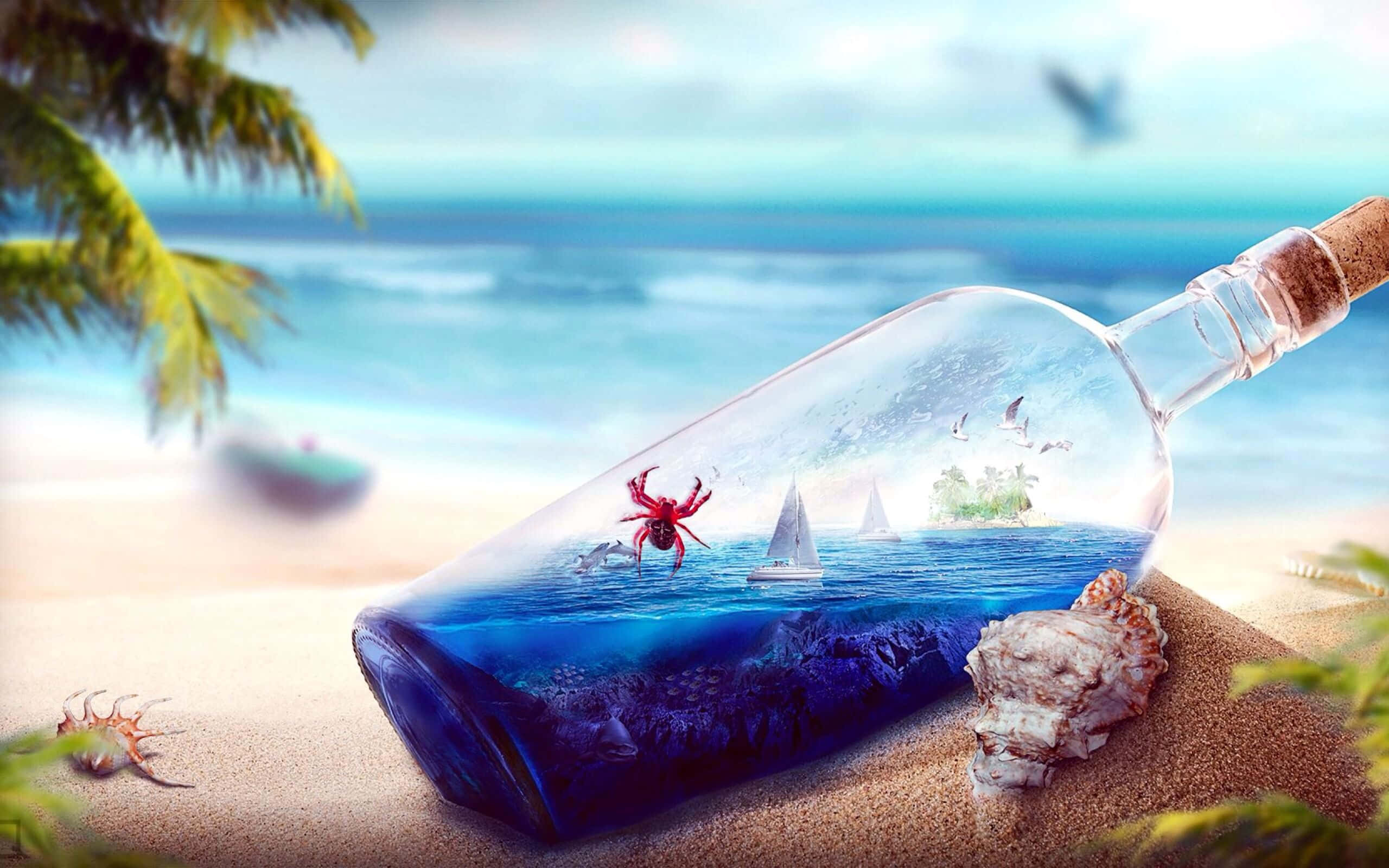Beach Art 桌布 壁紙 — 沙灘上的一個玻璃瓶內含一個微型海洋場景，有紅色螃蟹、帆船和遠處的島嶼，在明亮的天空下。