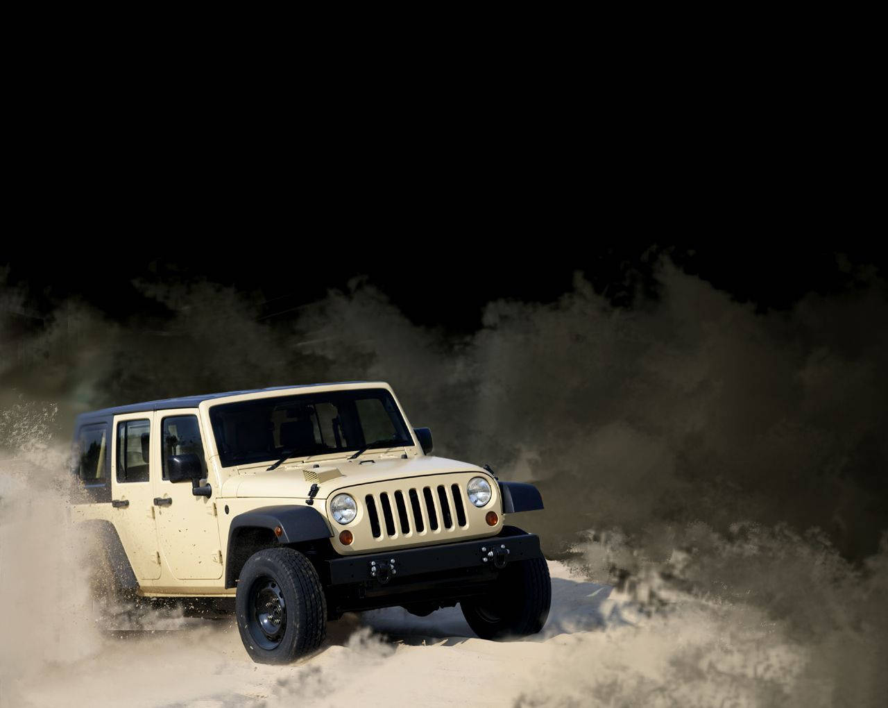 米色Jeep Wrangler在夜晚的沙漠中行駛，天空黑暗
