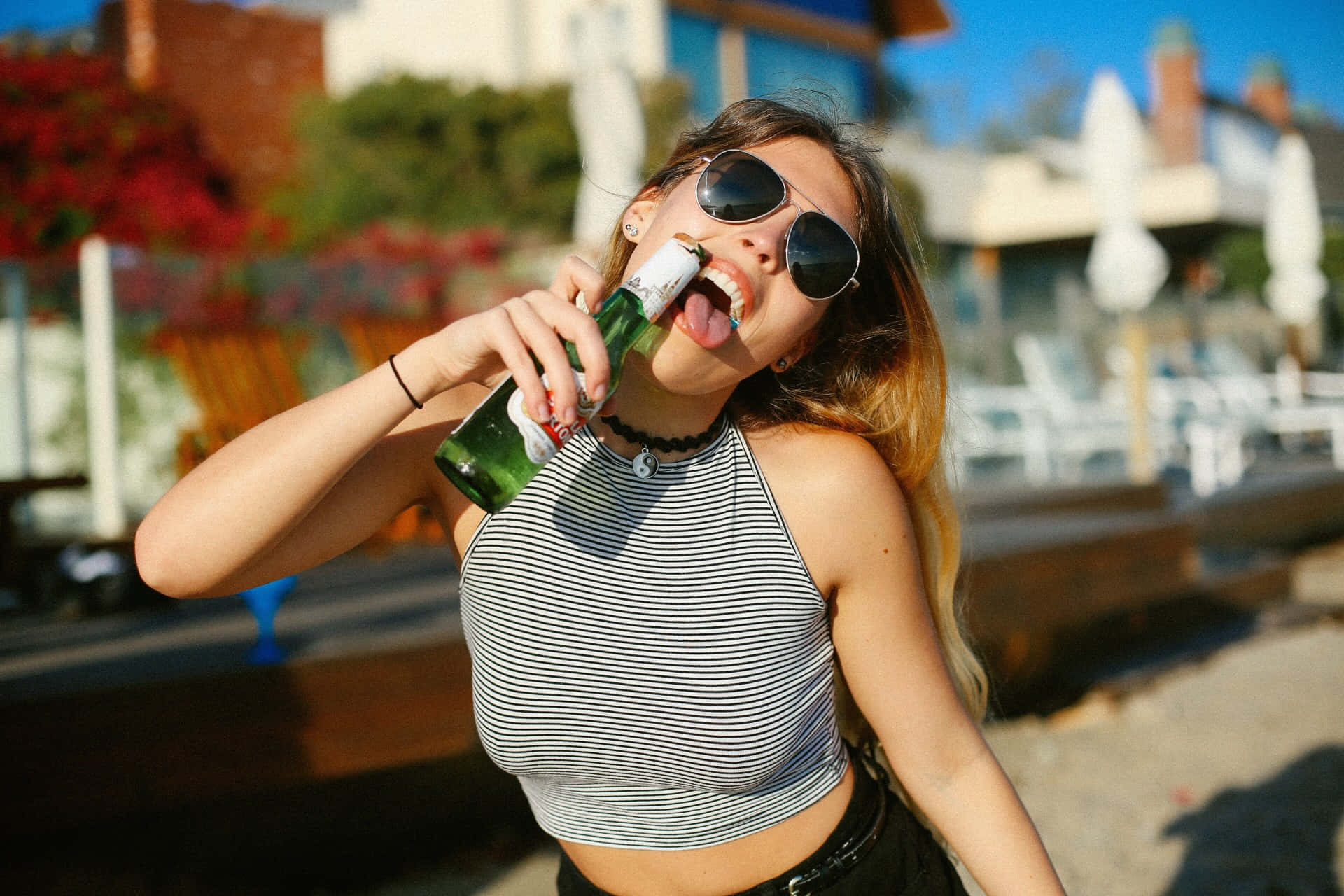 沙灘上飲啤酒的女人 壁紙
